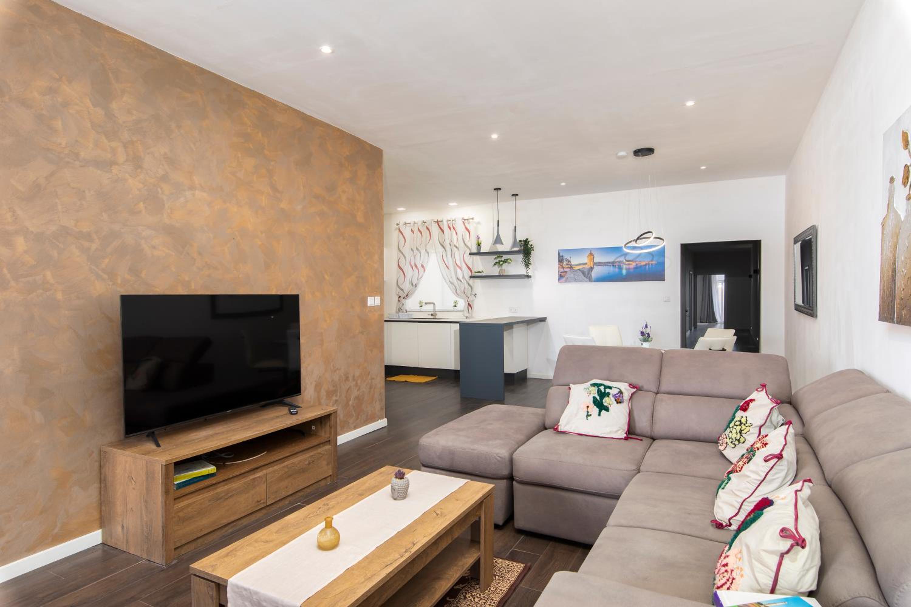 Spacious Luxury 3BR Apartment with Terrace & Open Views - Zurrieq, close to sea view 4