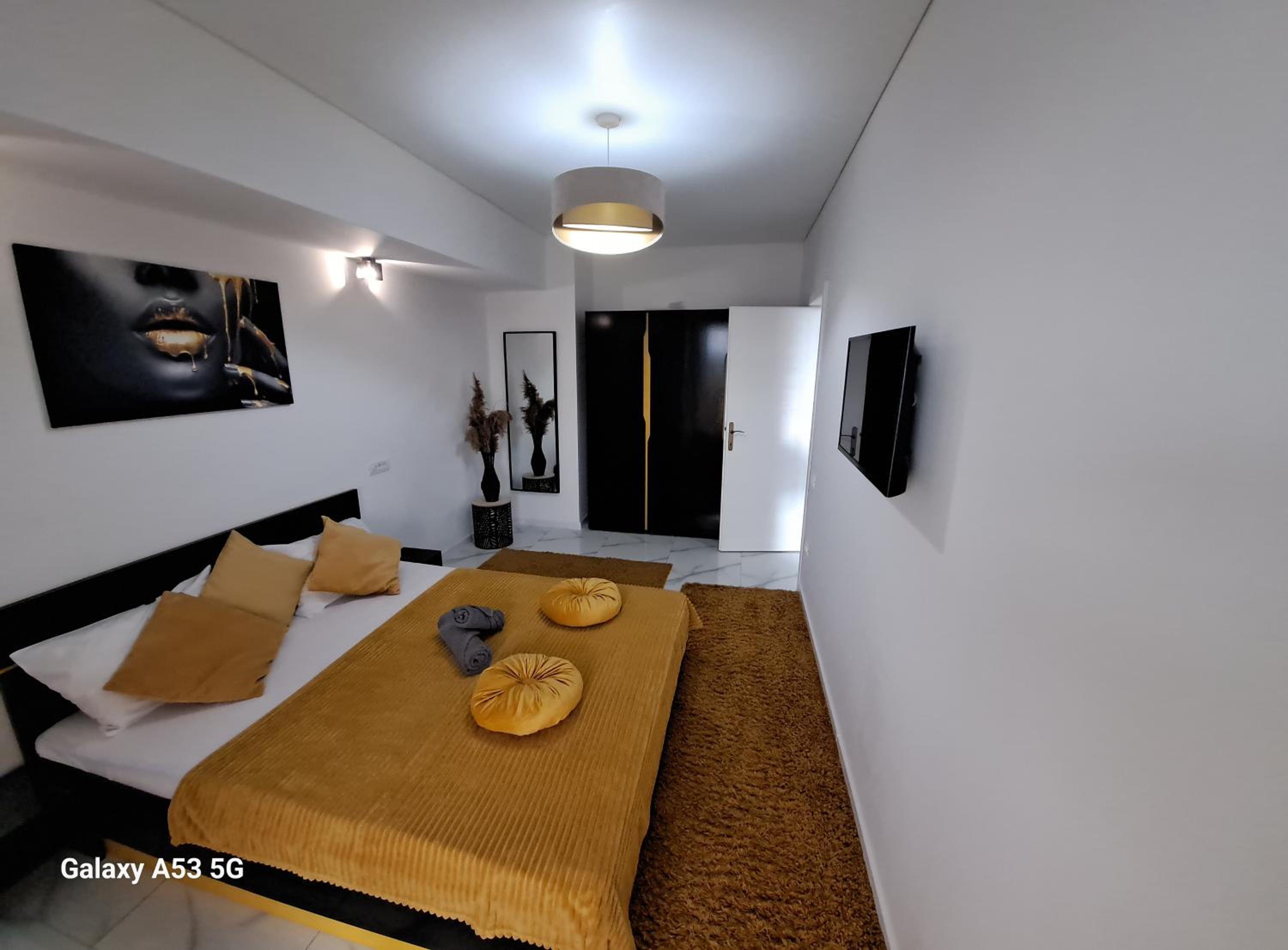 Sunset Boulevard Apartment Mamaia view 4