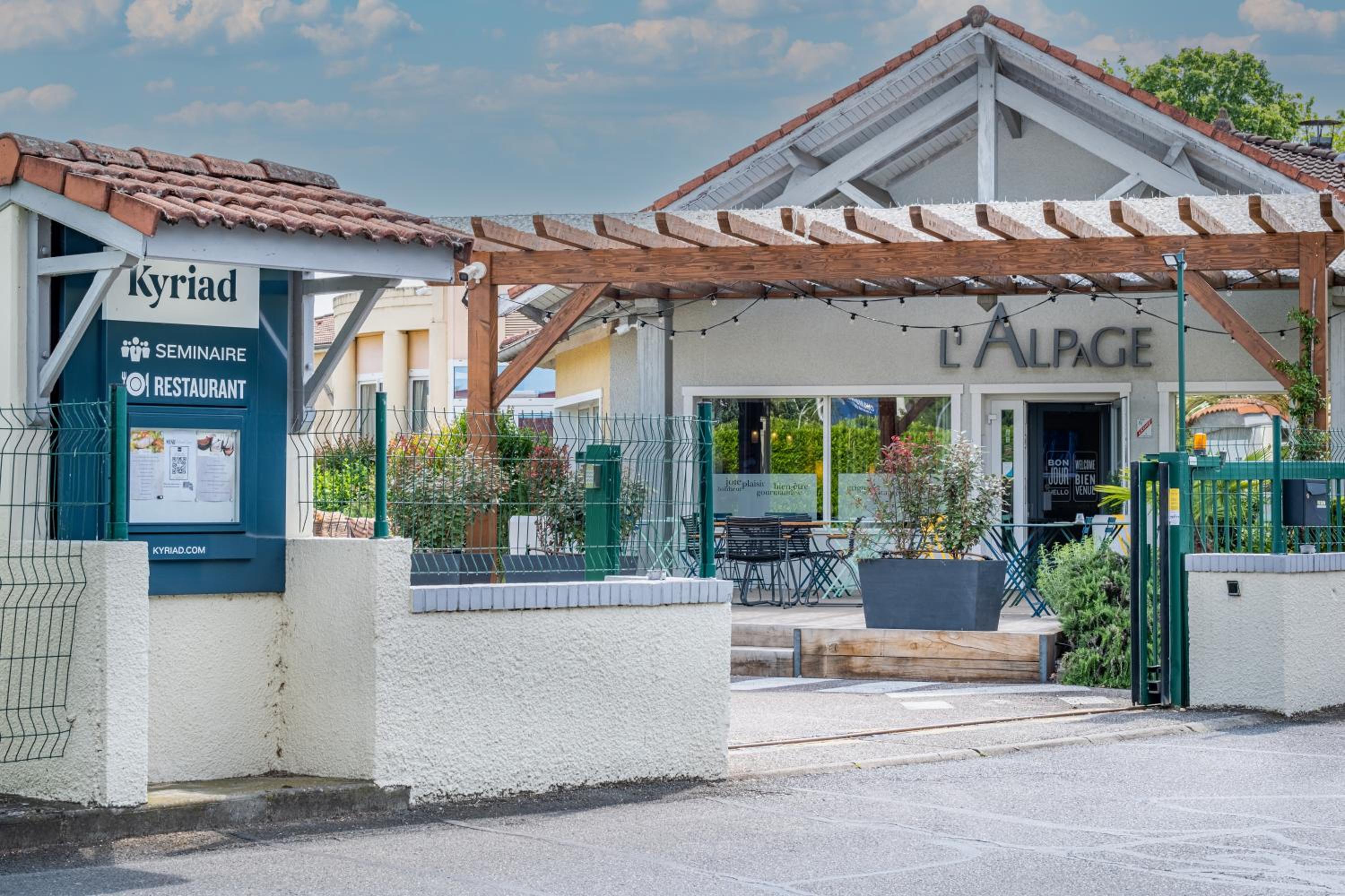 Bron Vacations - Kyriad Lyon Est - Bron Eurexpo Le Cottage - Property Image 3