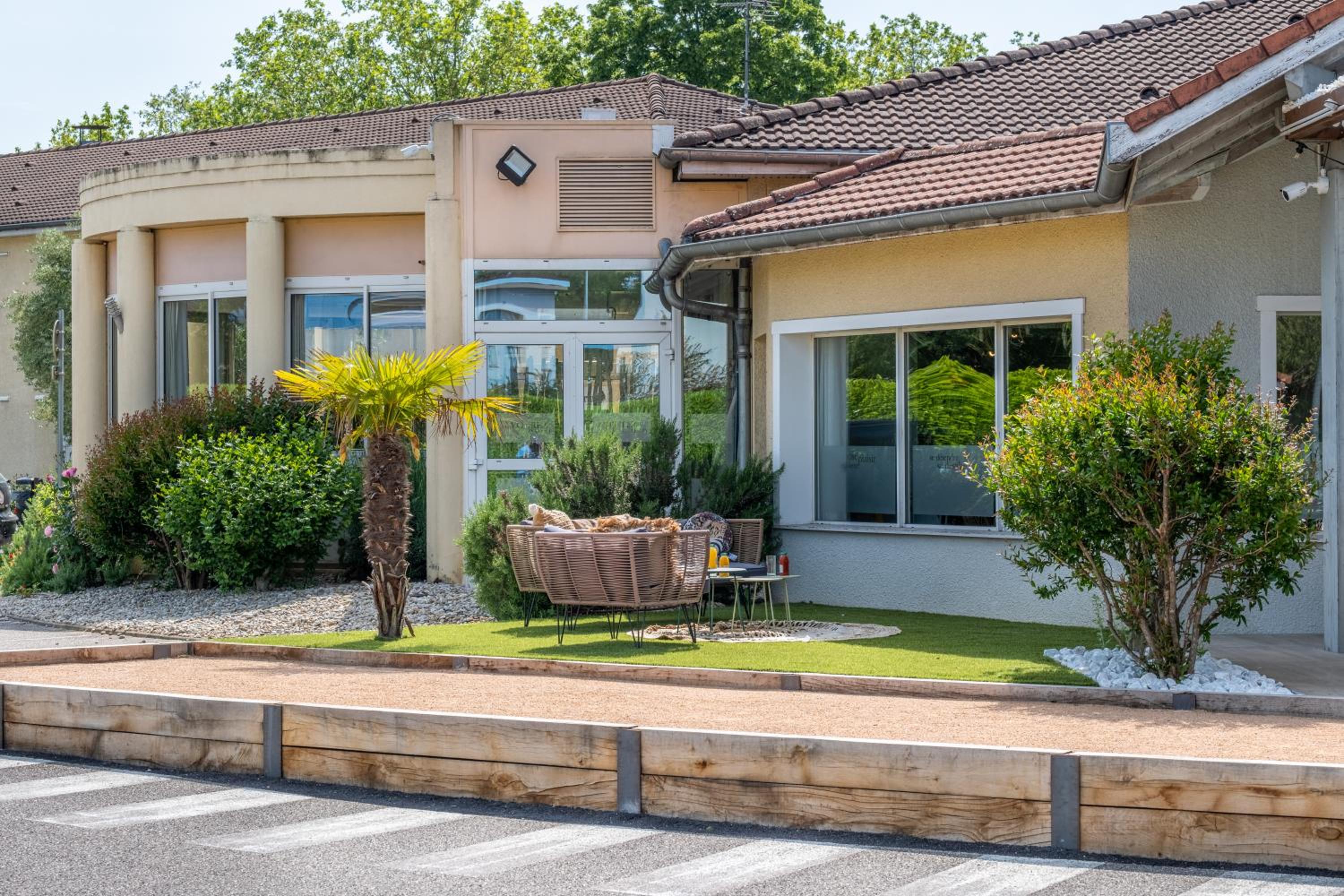 Bron Vacations - Kyriad Lyon Est - Bron Eurexpo Le Cottage - Property Image 1