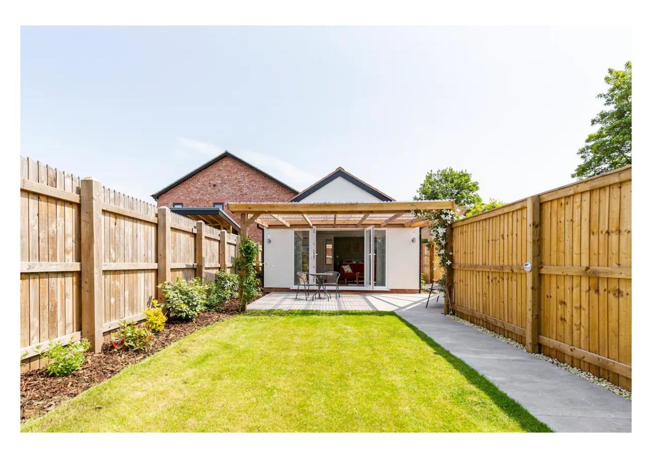 Charming Chester Studio with private garden & free parking