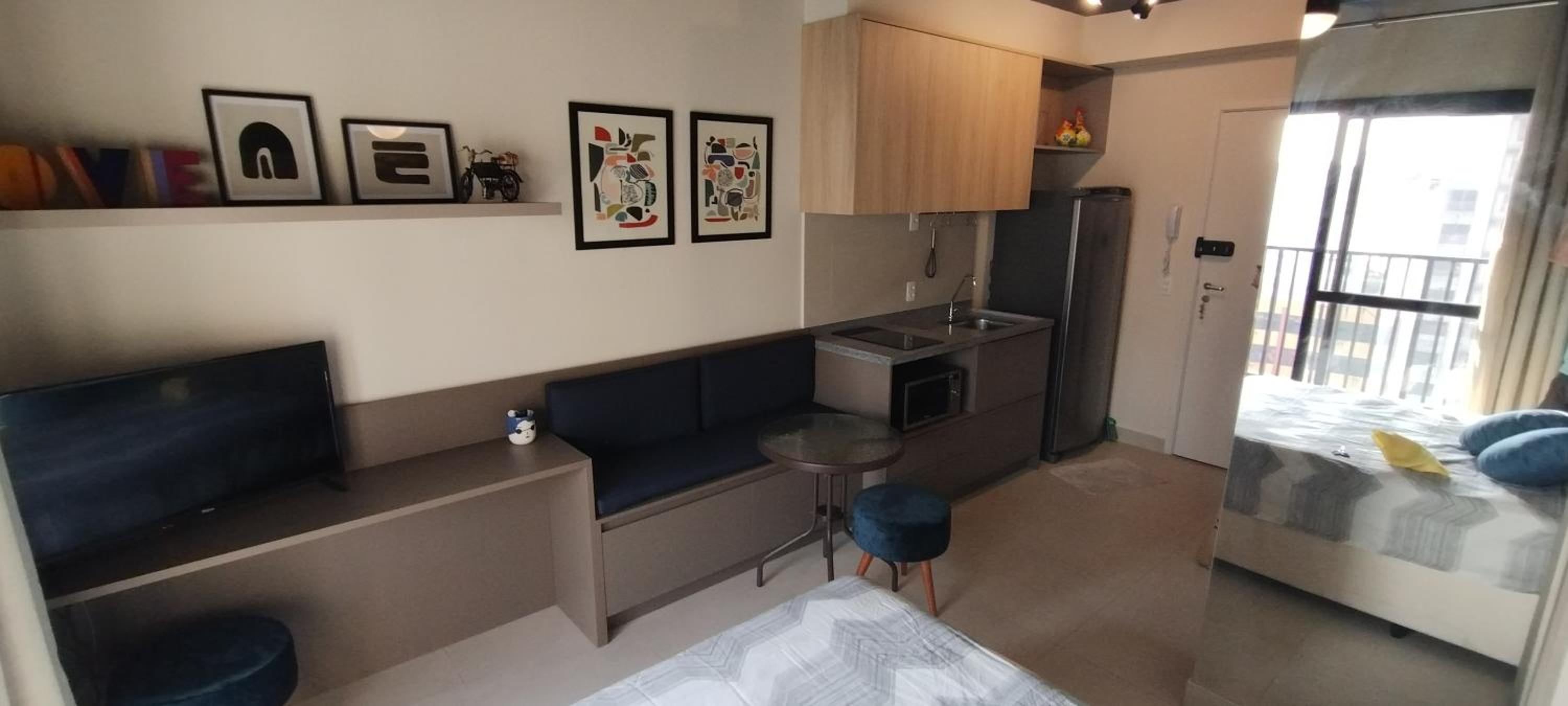 Studio Lindo; no centro em frente ao metrô!