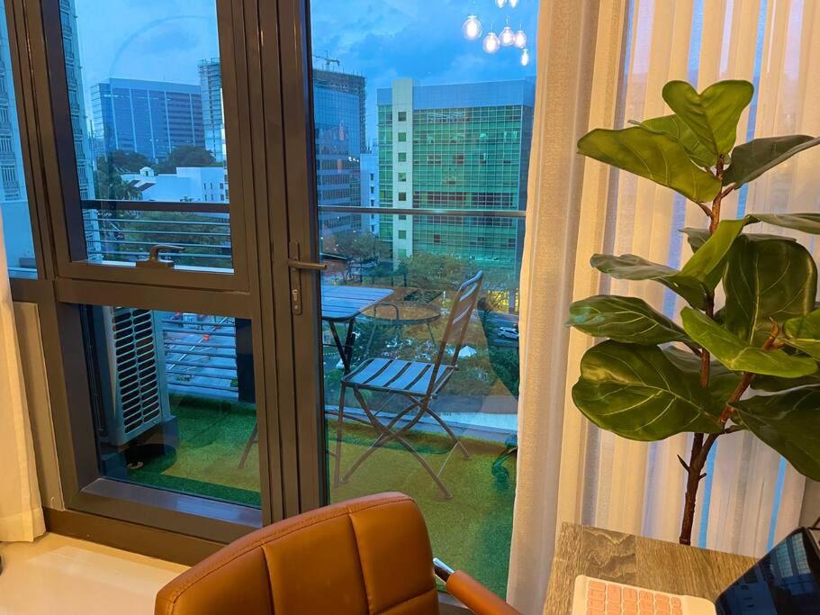 The Bachelor's Pad at The Florence With Pool & Gym view 3