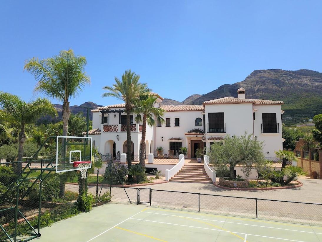 Loma Serena Luxury Villa met verwarmd zwembad en tennisbaan