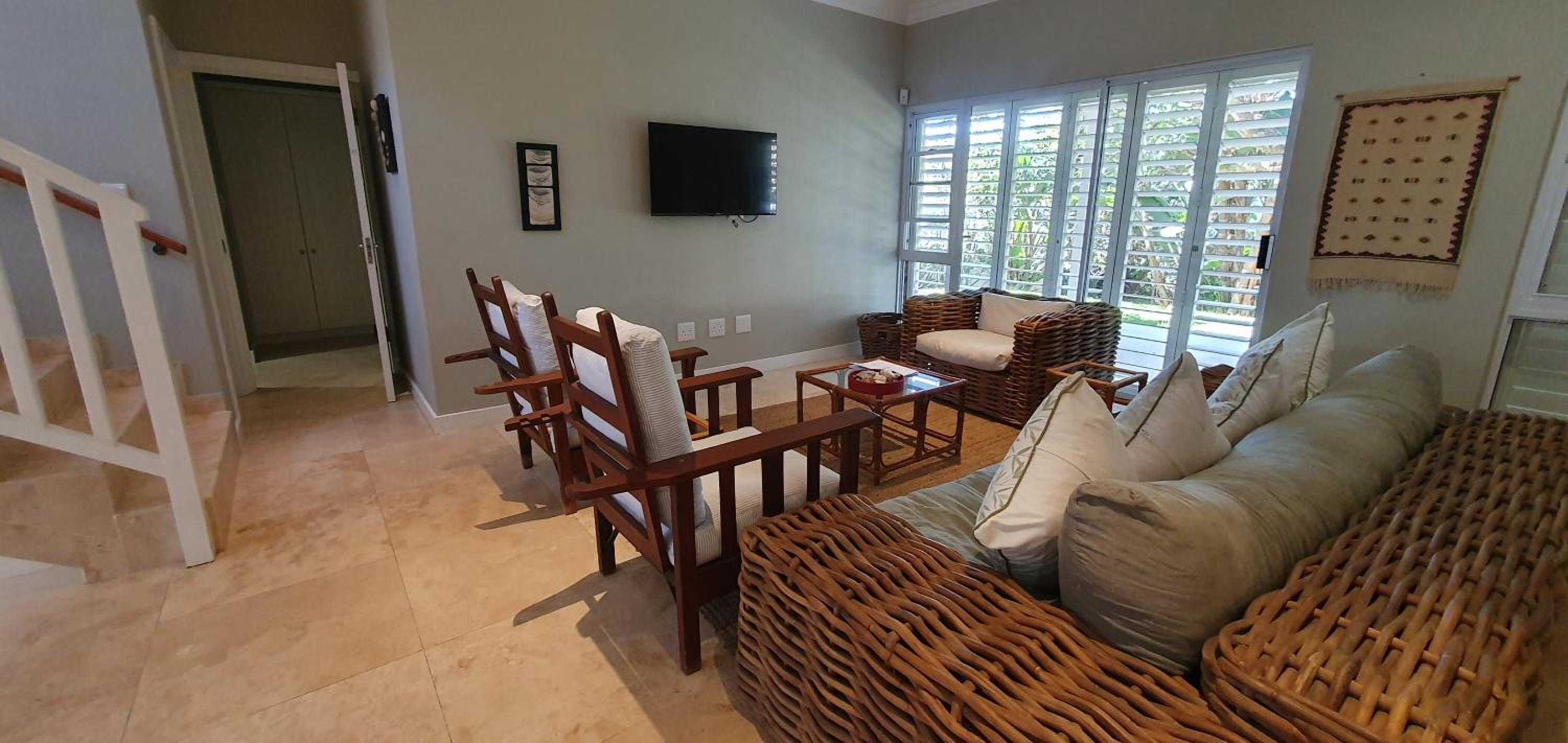 Beach Haven - Sleeps 10 - Tastefully Furnished Holiday Home! view 3
