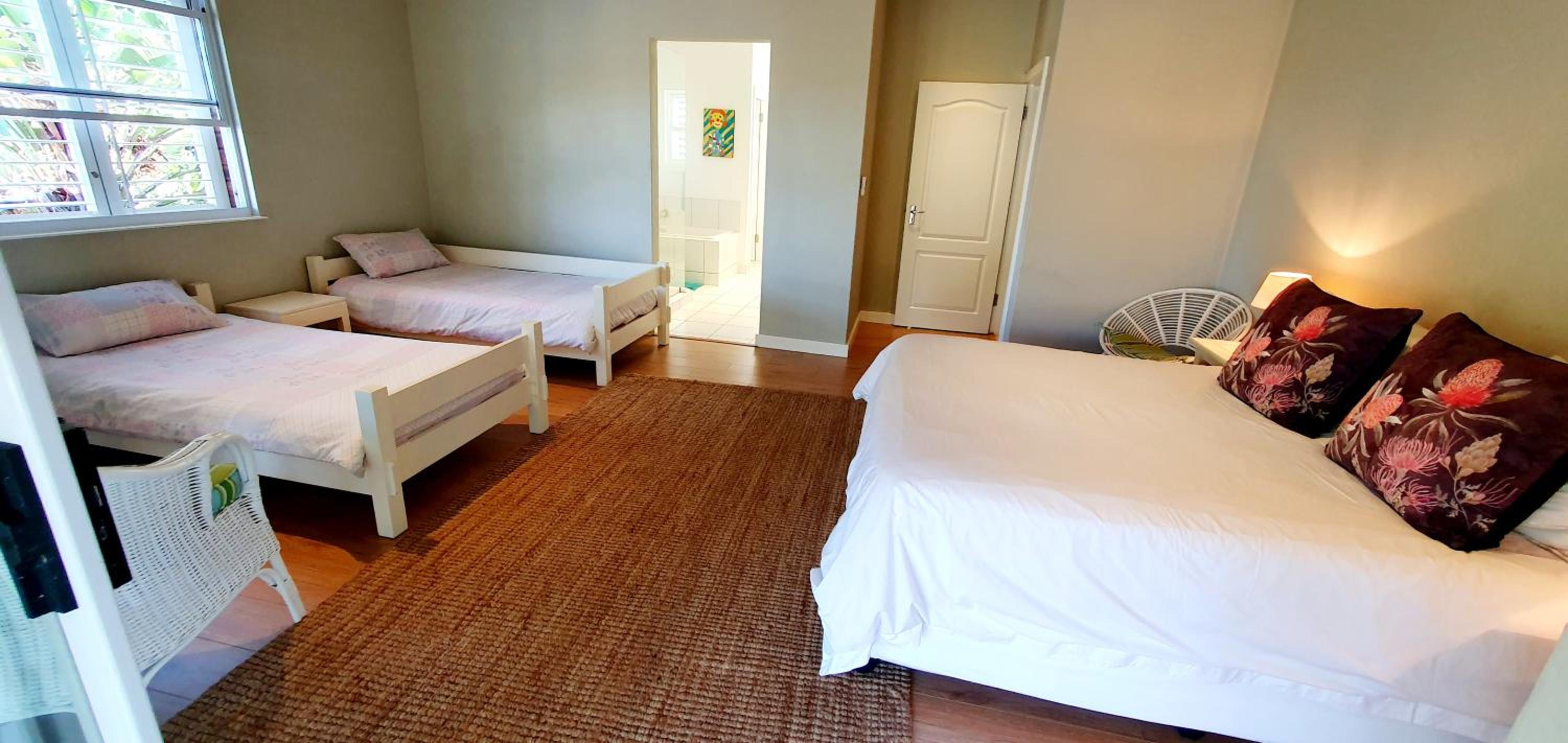 Beach Haven - Sleeps 10 - Tastefully Furnished Holiday Home! view 4
