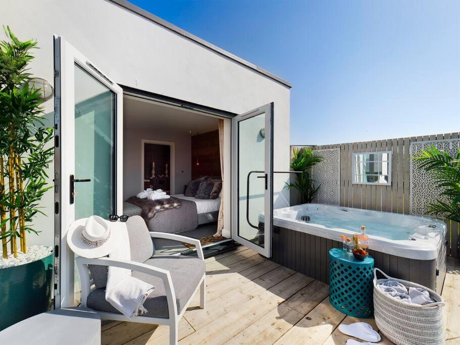 Paddlers View - Luxurious 2 bed, hot tub. Town centre, water views view 3