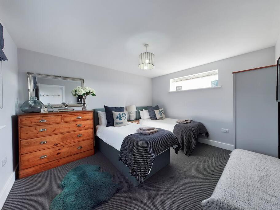 Paddlers View - Luxurious 2 bed, hot tub. Town centre, water views view 5