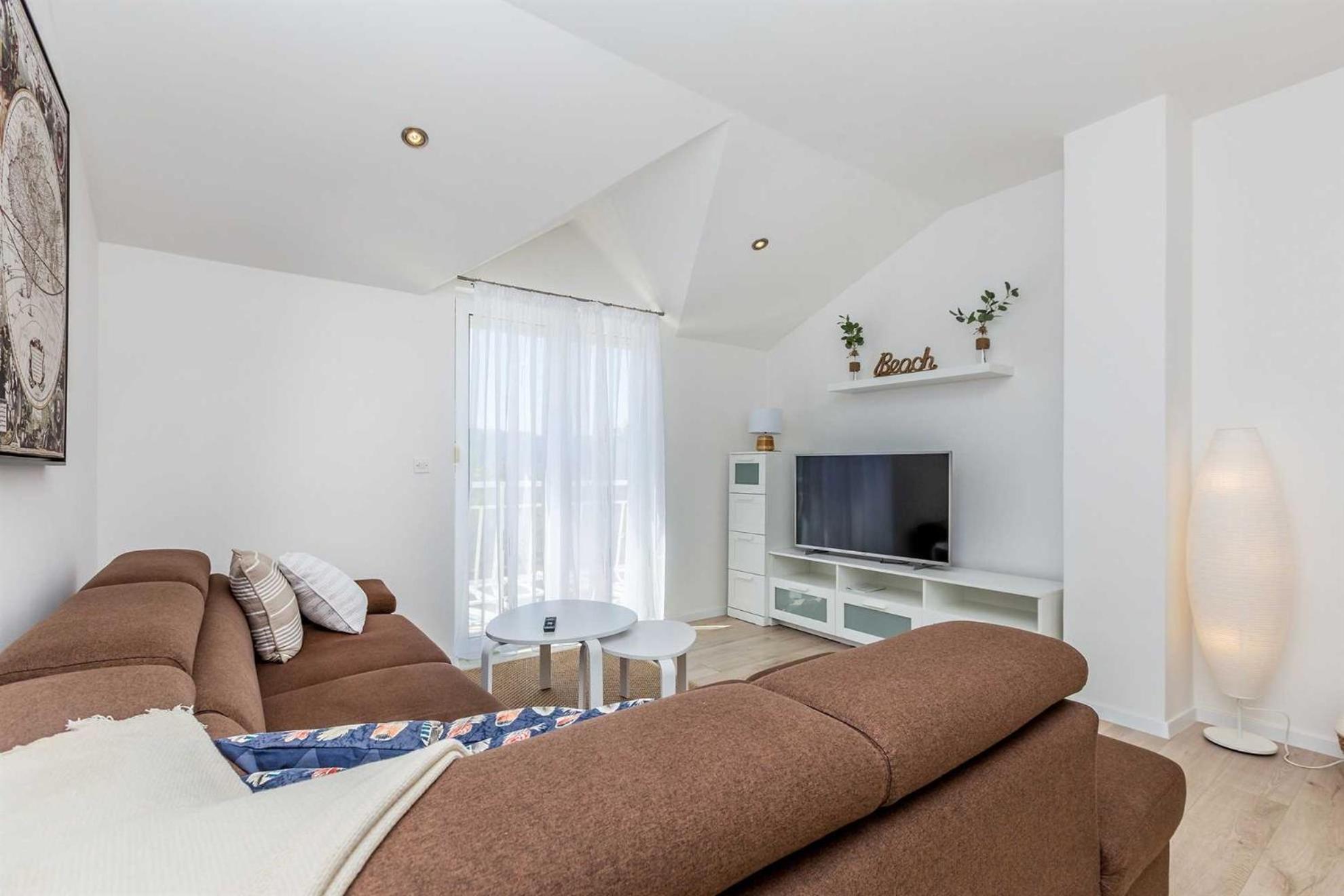 Cozy holiday house in Brzac view 5