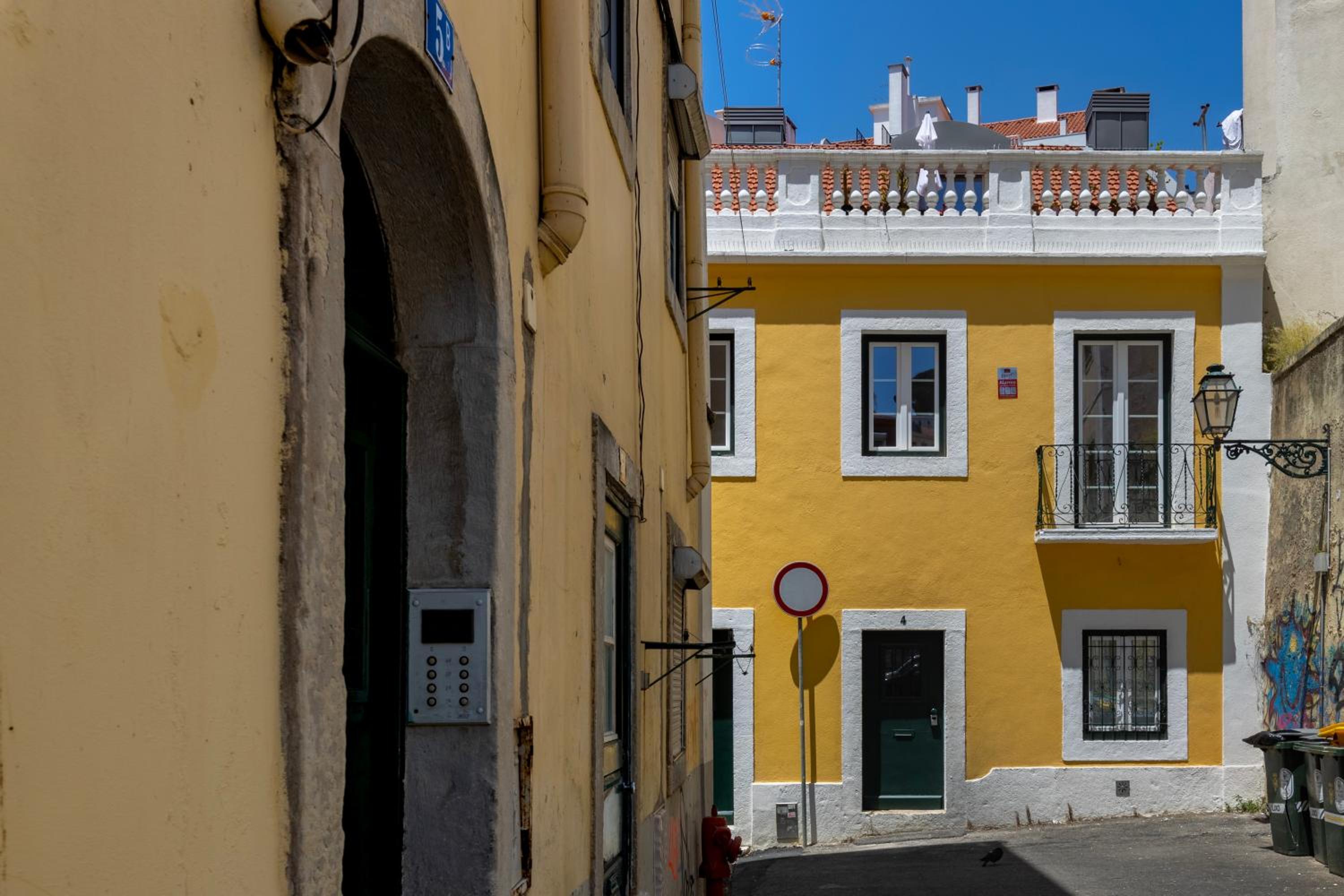 Your Dream Stay: Modern Amenities, Historic Charm view 3