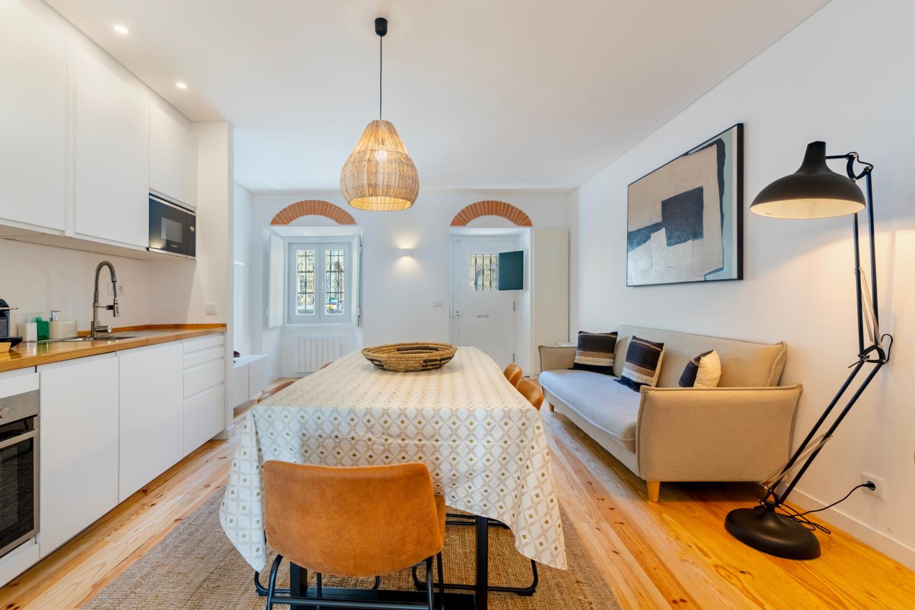 Your Dream Stay: Modern Amenities, Historic Charm view 2