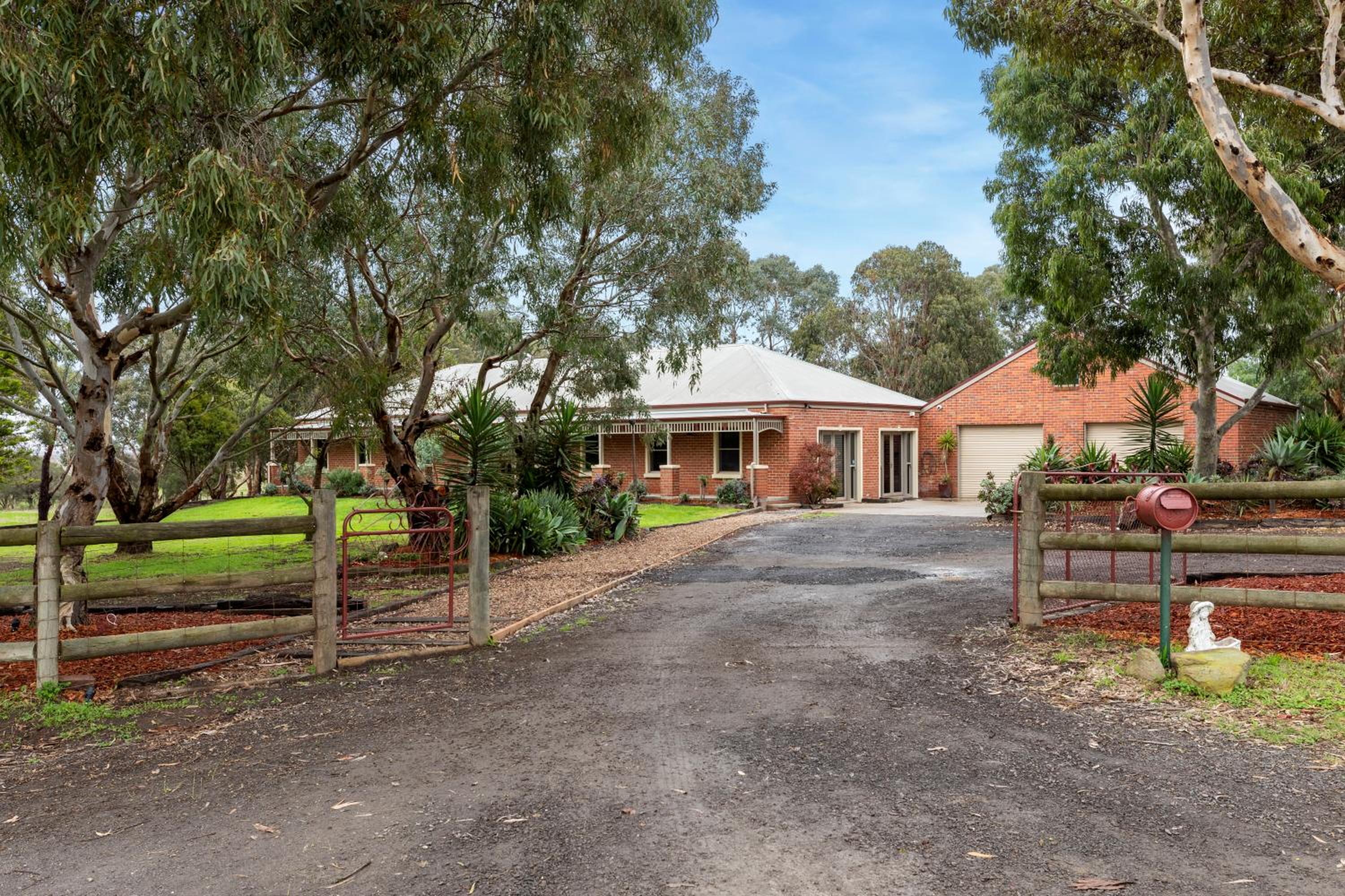 Escape farmhouse with cow birds lakes-SP group