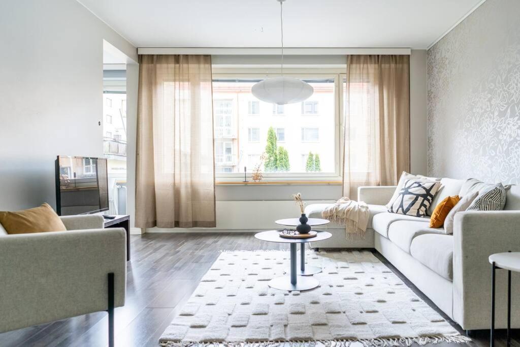 Spacious 2br Apartment in the City Center view 3