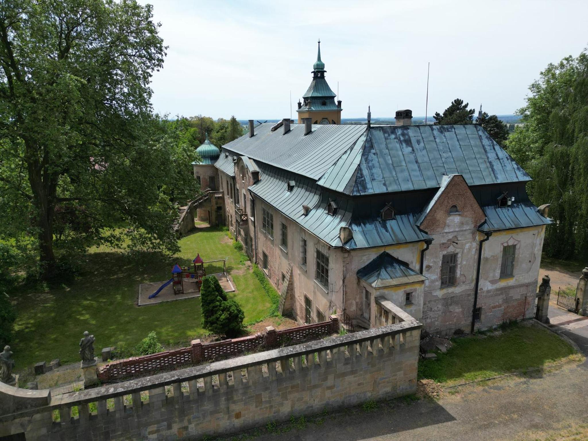 Zámecký areál Holovousy