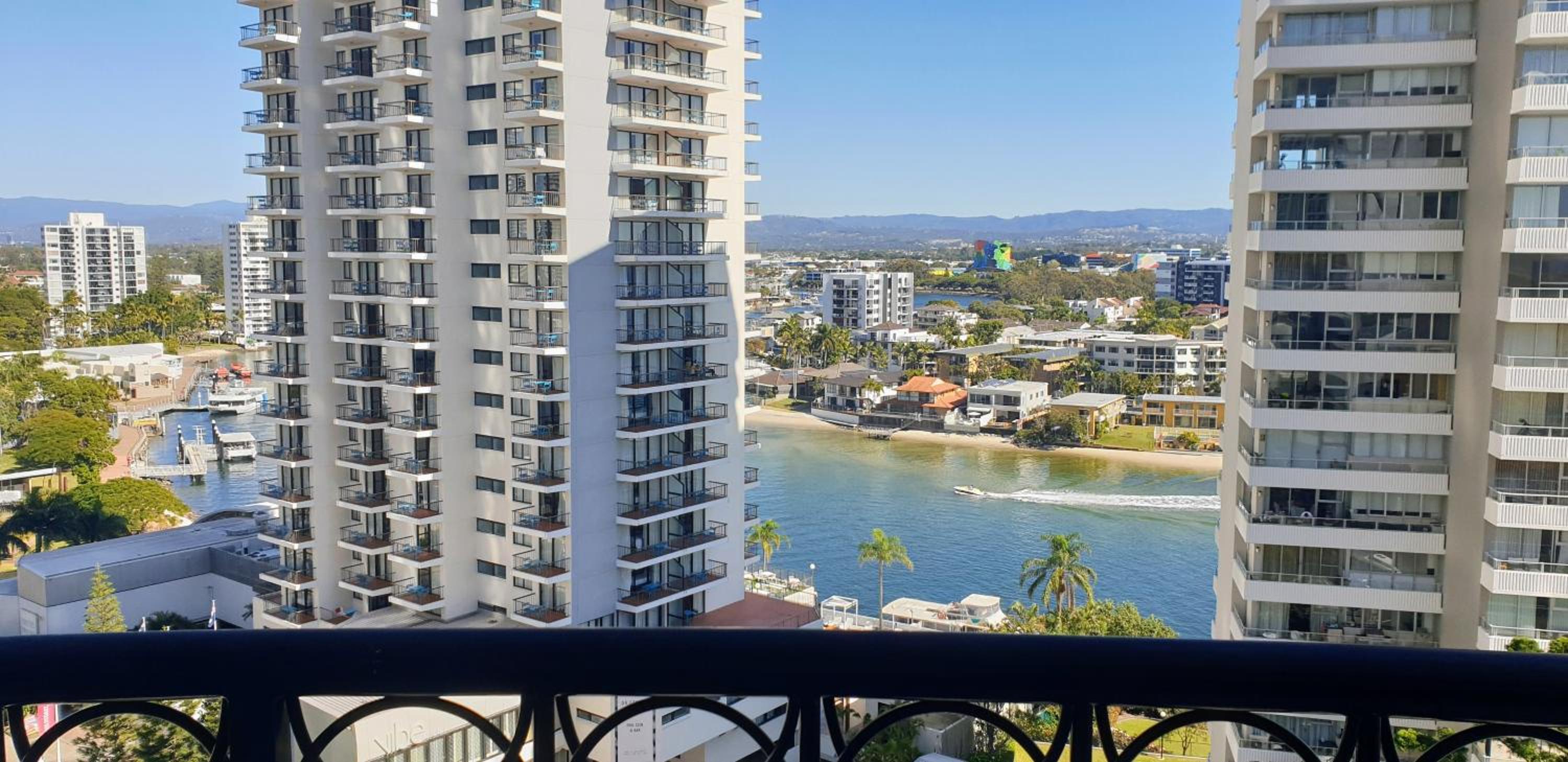 Bellagio@Chevron, Luxe, 2 Bedroom Apartment in the Heart of Surfers Paradise!