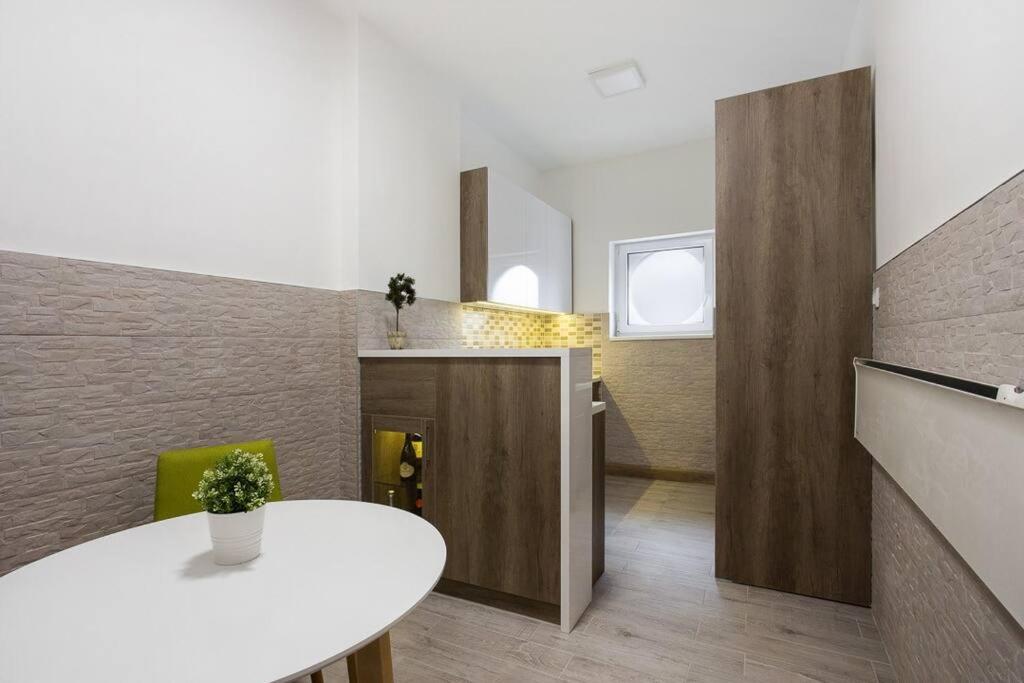 Hedonist-Belgrade Central Nest