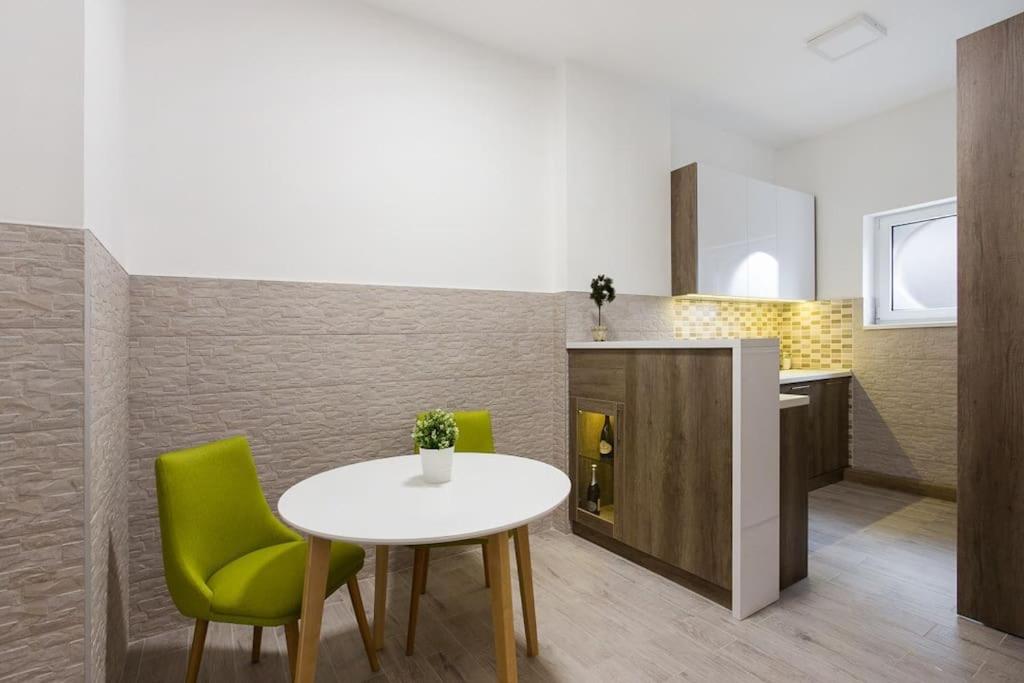 Hedonist-Belgrade Central Nest