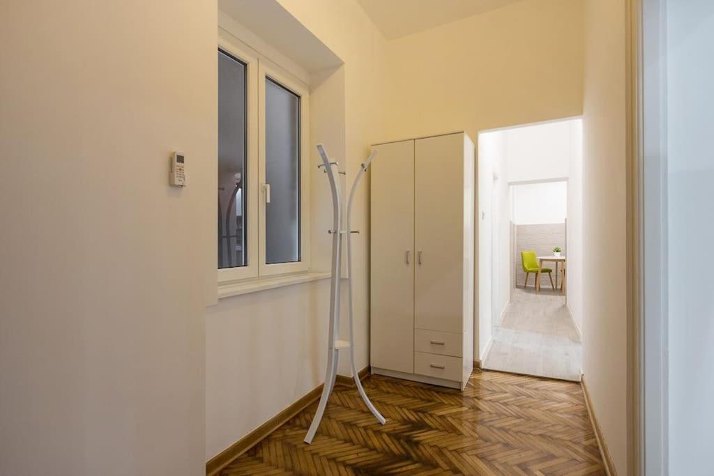 Hedonist-Belgrade Central Nest