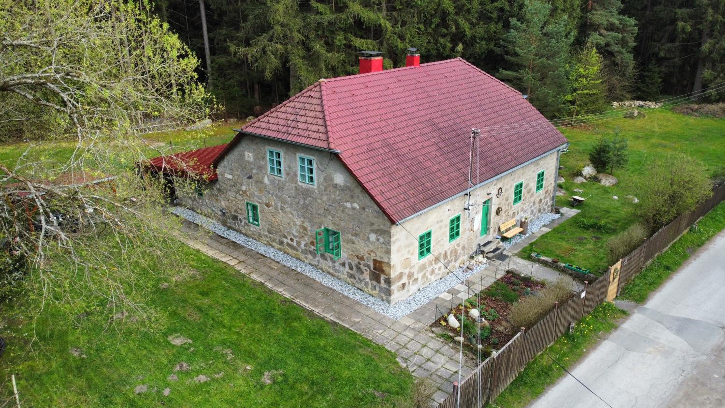 Chalupa pod lipenskou hrází