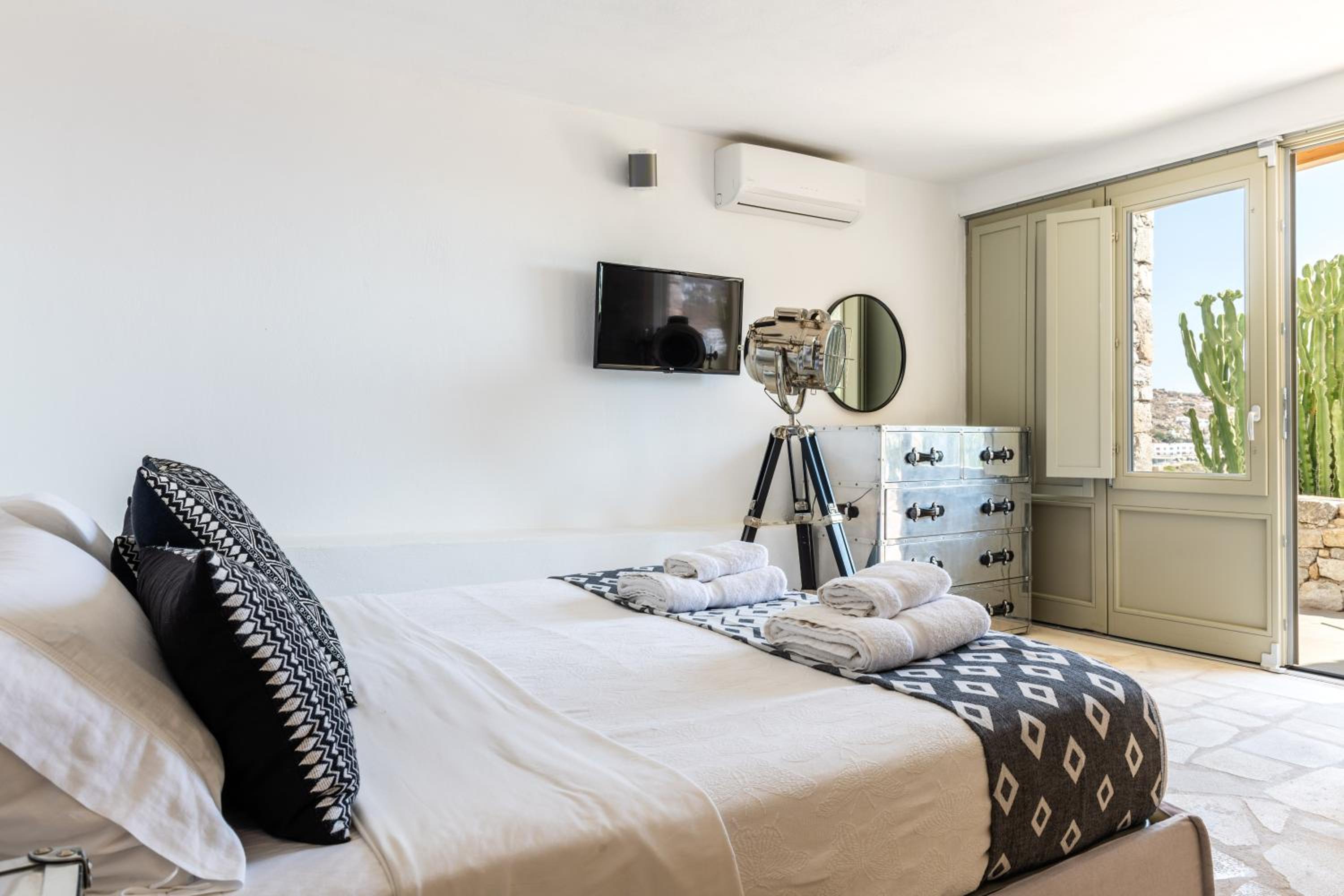 Villa Lilium I - Overlooking Psarou Bay, Mykonos view 5