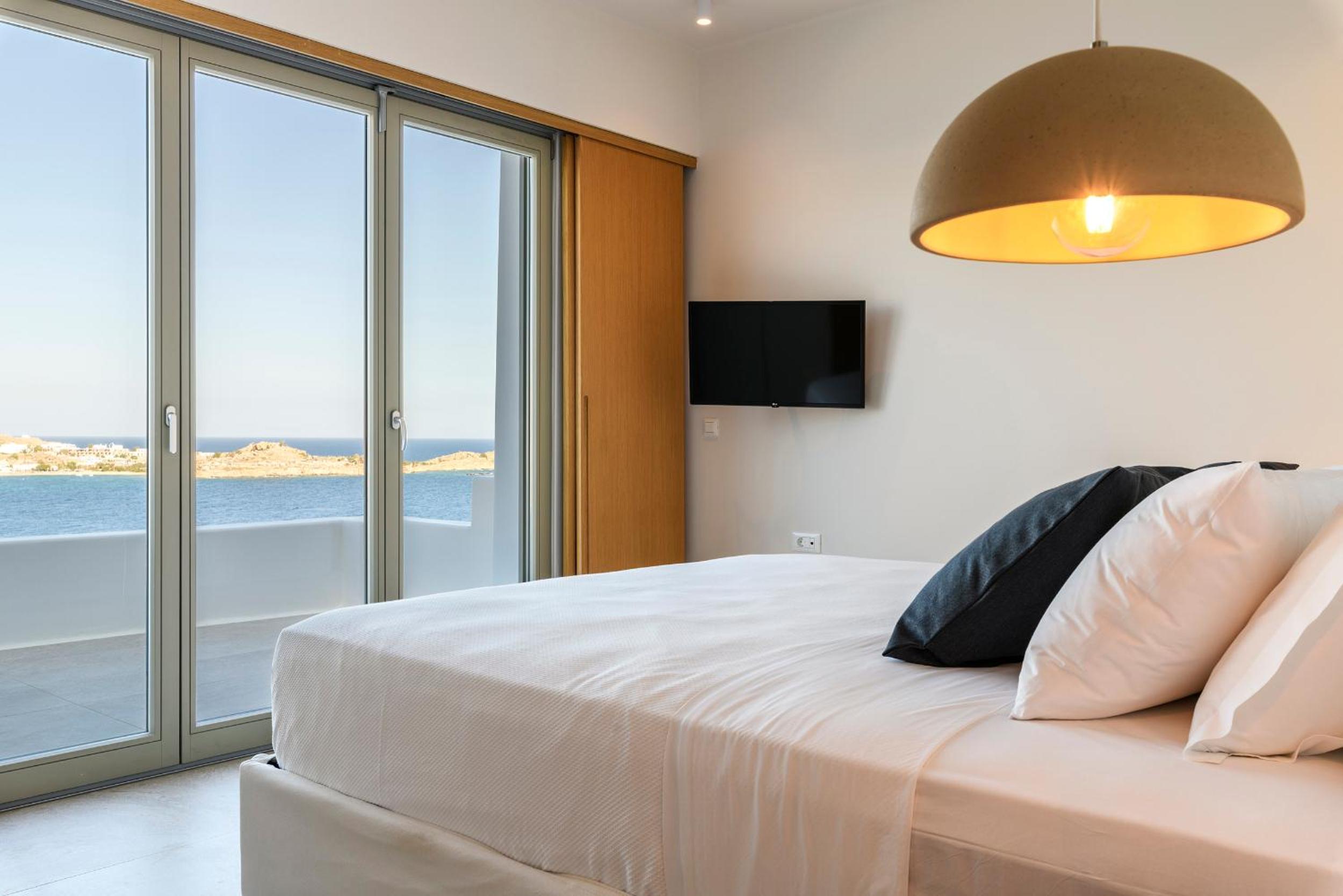 Villa Lilium II - Sanctuary overlooking Psarou Bay photo 5