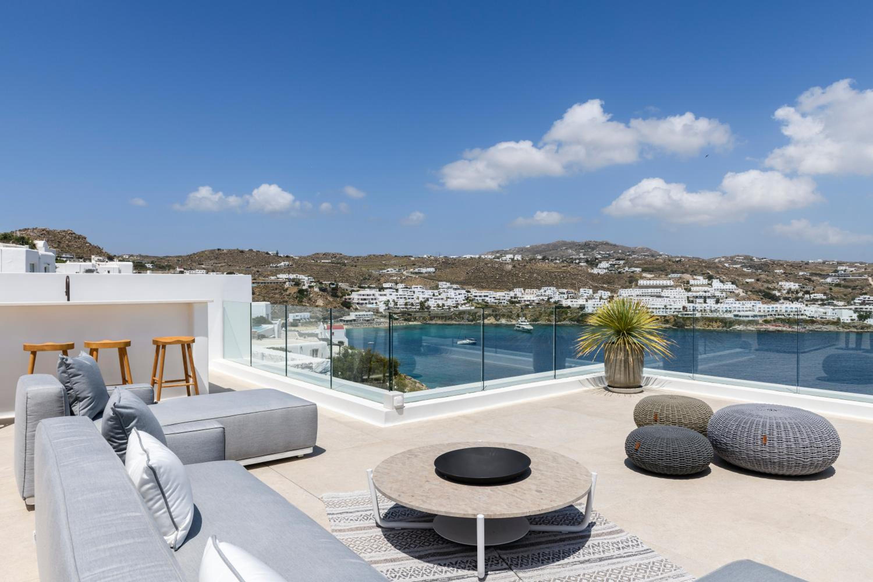 Villa Lilium II - Sanctuary overlooking Psarou Bay photo 2