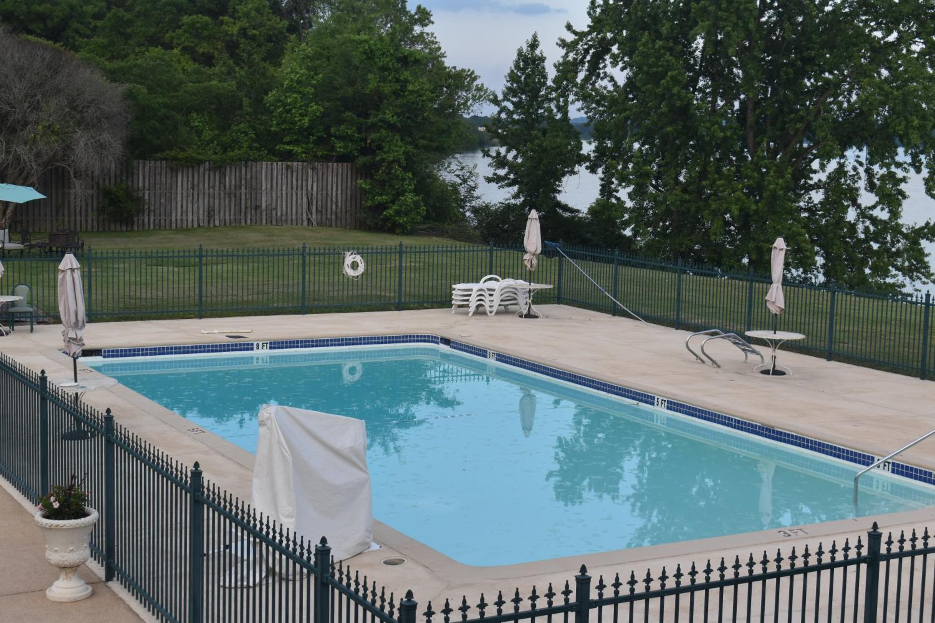 Riverside Vacations - Super 8 by Wyndham Riverside AL - Property Image 7