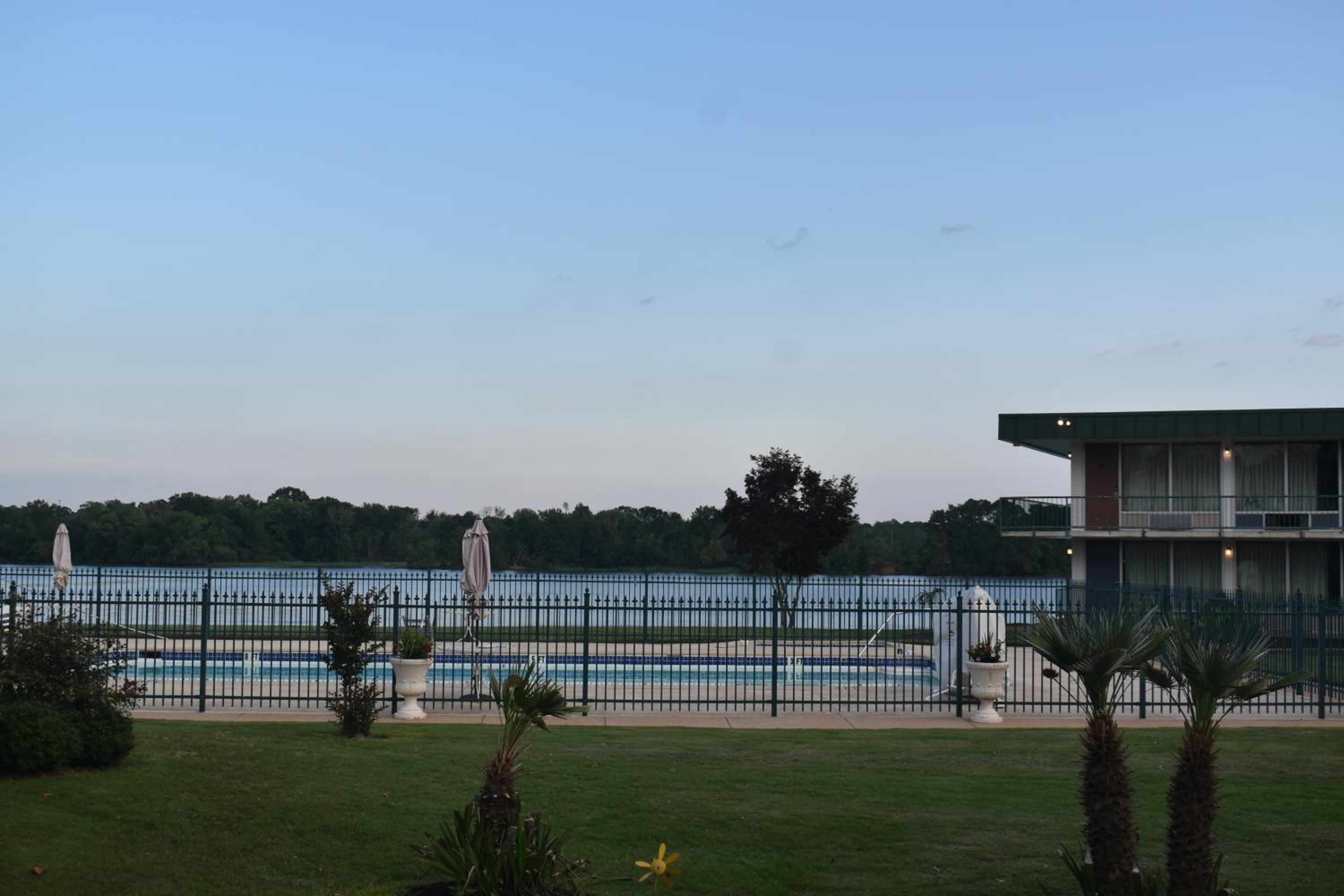 Riverside Vacations - Super 8 by Wyndham Riverside AL - Property Image 4