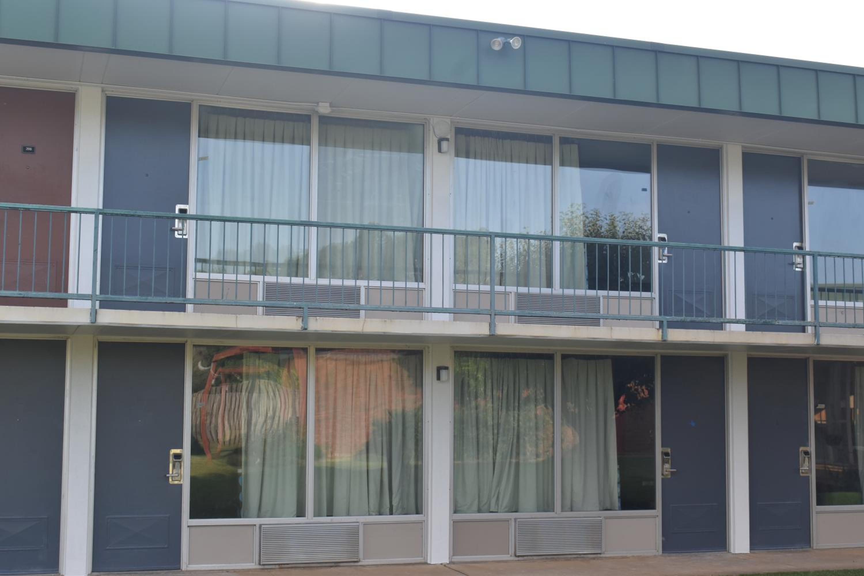 Riverside Vacations - Super 8 by Wyndham Riverside AL - Property Image 5