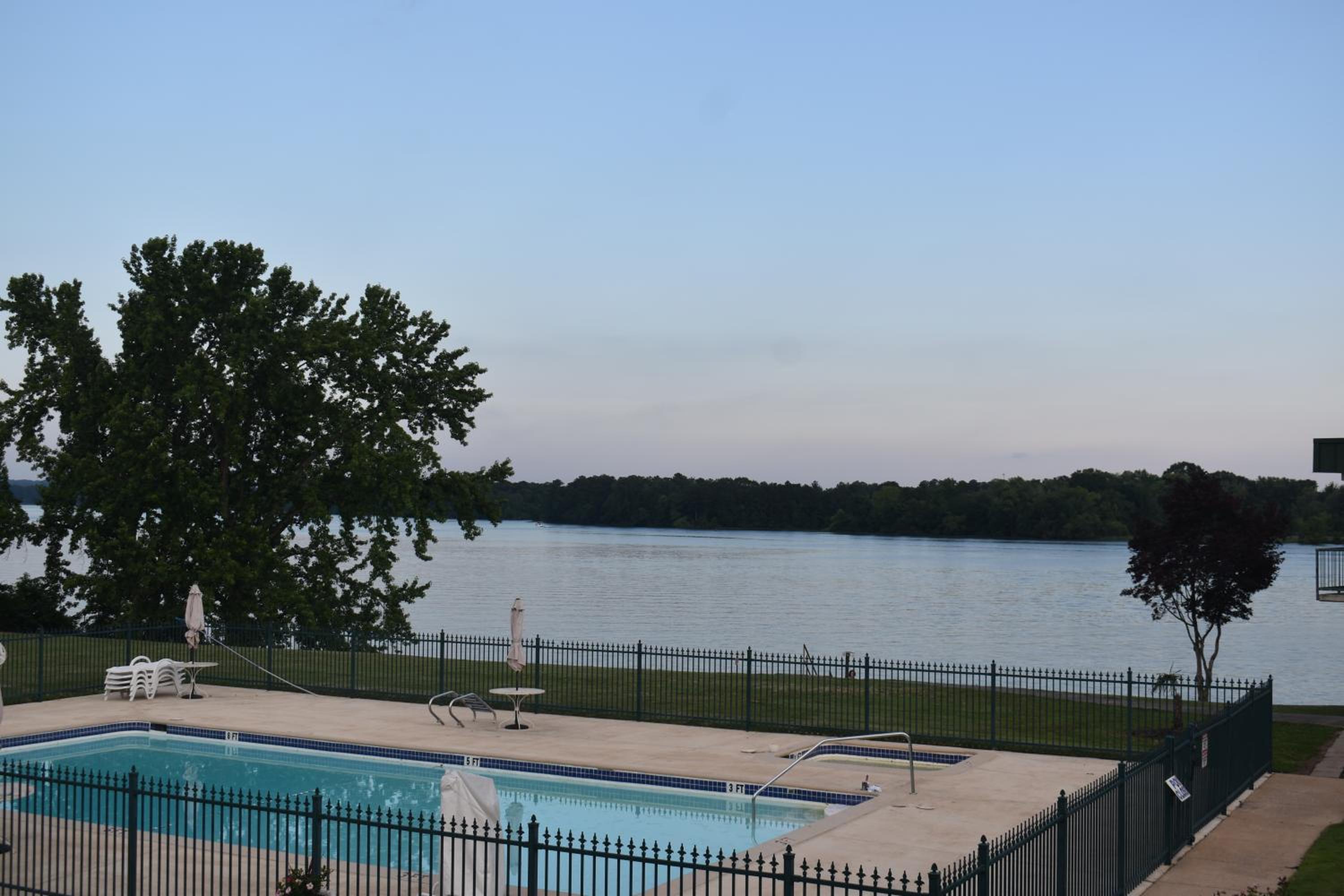 Riverside Vacations - Super 8 by Wyndham Riverside AL - Property Image 6