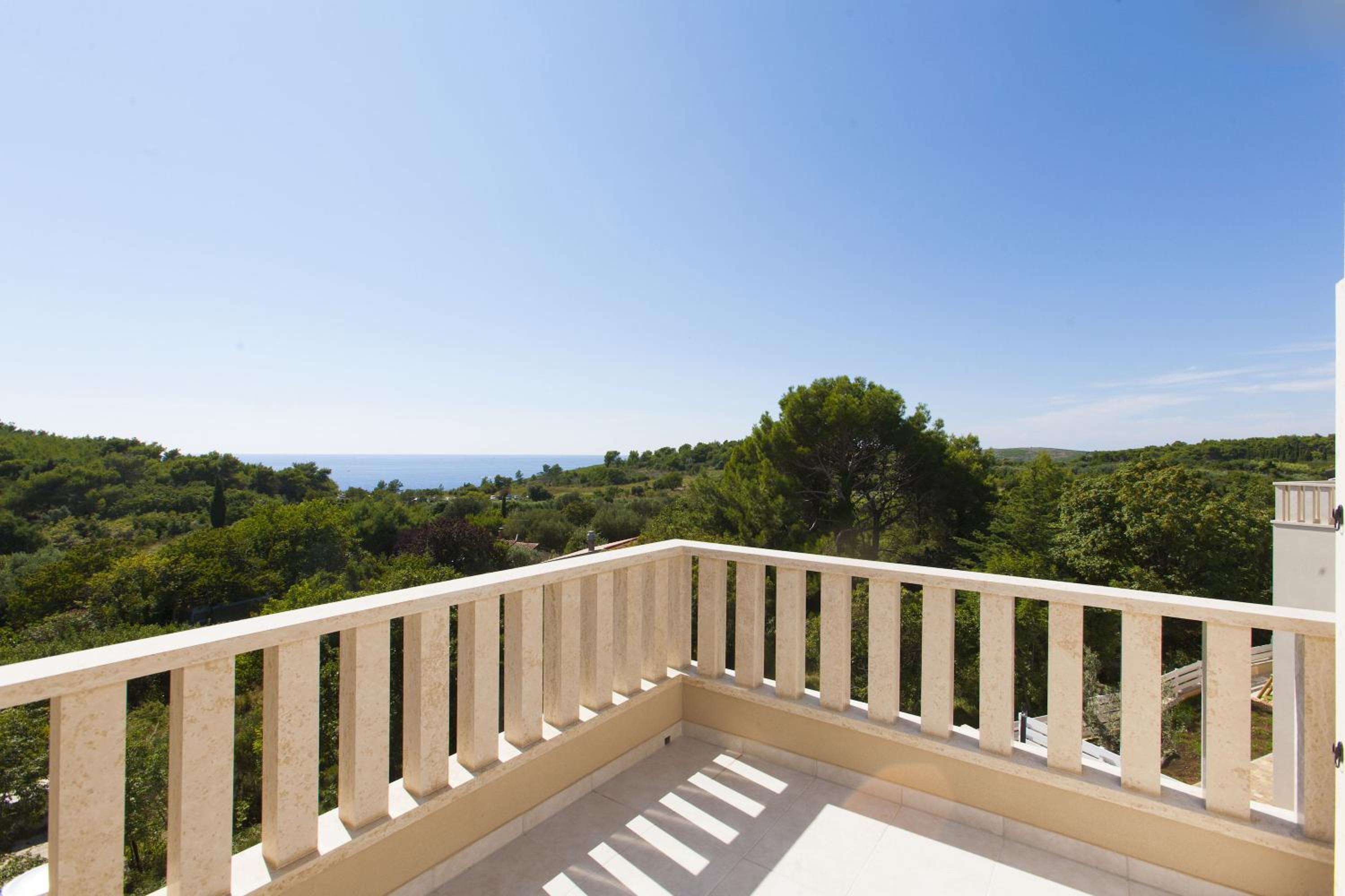 Bianca Pula view 3