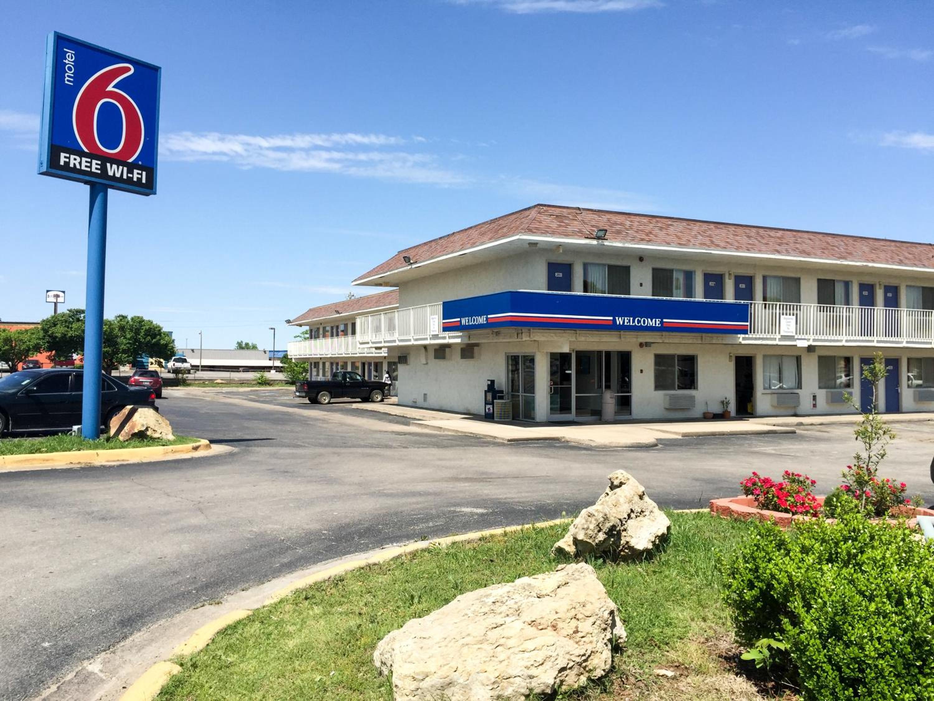 Ardmore Vacations - Motel 6-Ardmore, OK - Property Image 2