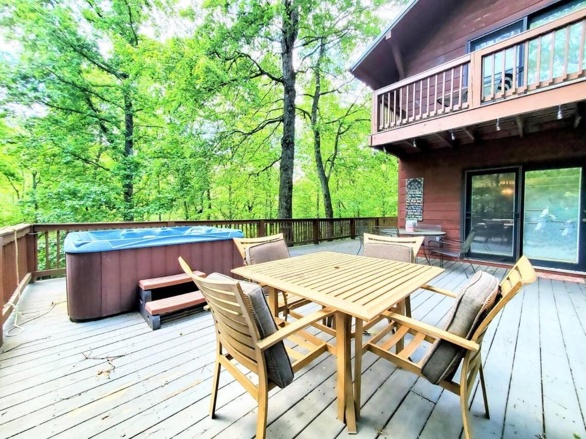 FREE Tickets! Wandering Bear Lodge 4BR Mountain Chalet with Hot Tub, Game Room & Fire Pit
