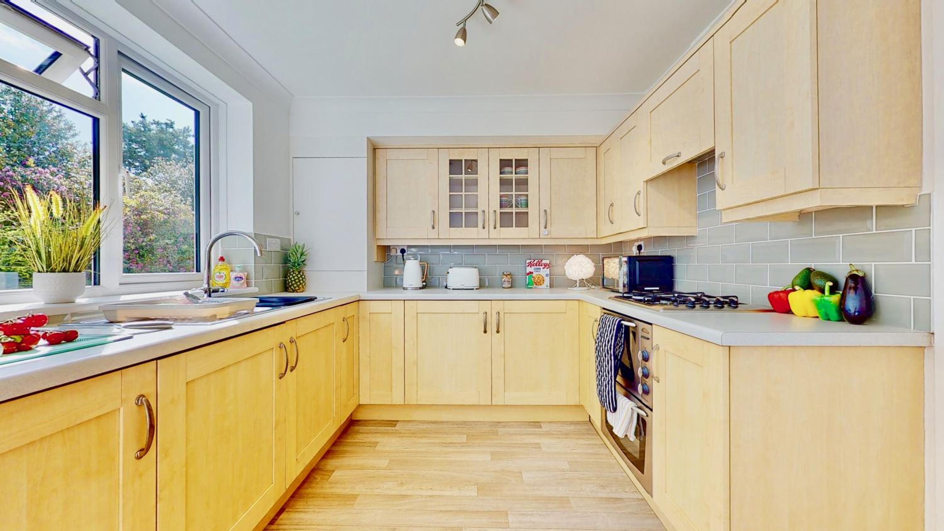 Super-Quiet Town Centre Flat 5 min Walk to Station view 3
