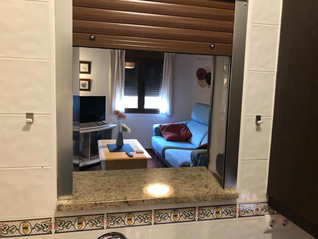 Apartamento estudio de 50m2, todo exterior y con patio, ideal para parejas, familias con niños pequeños y para hospedajes de largas estancias, con techo ab