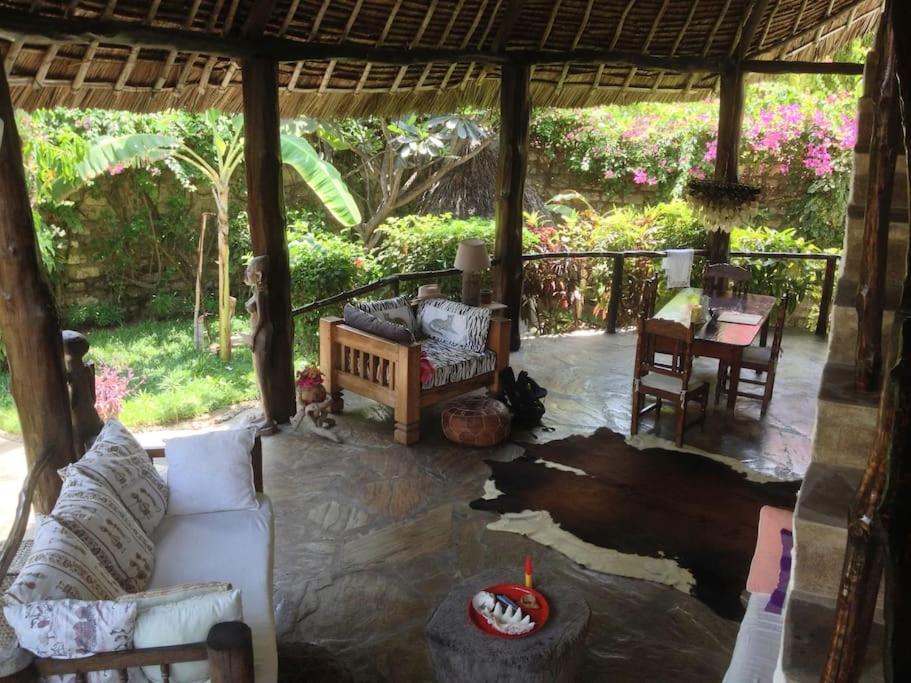 PRIVATE HOUSE IN WATAMU 4 PEOPLE view 2