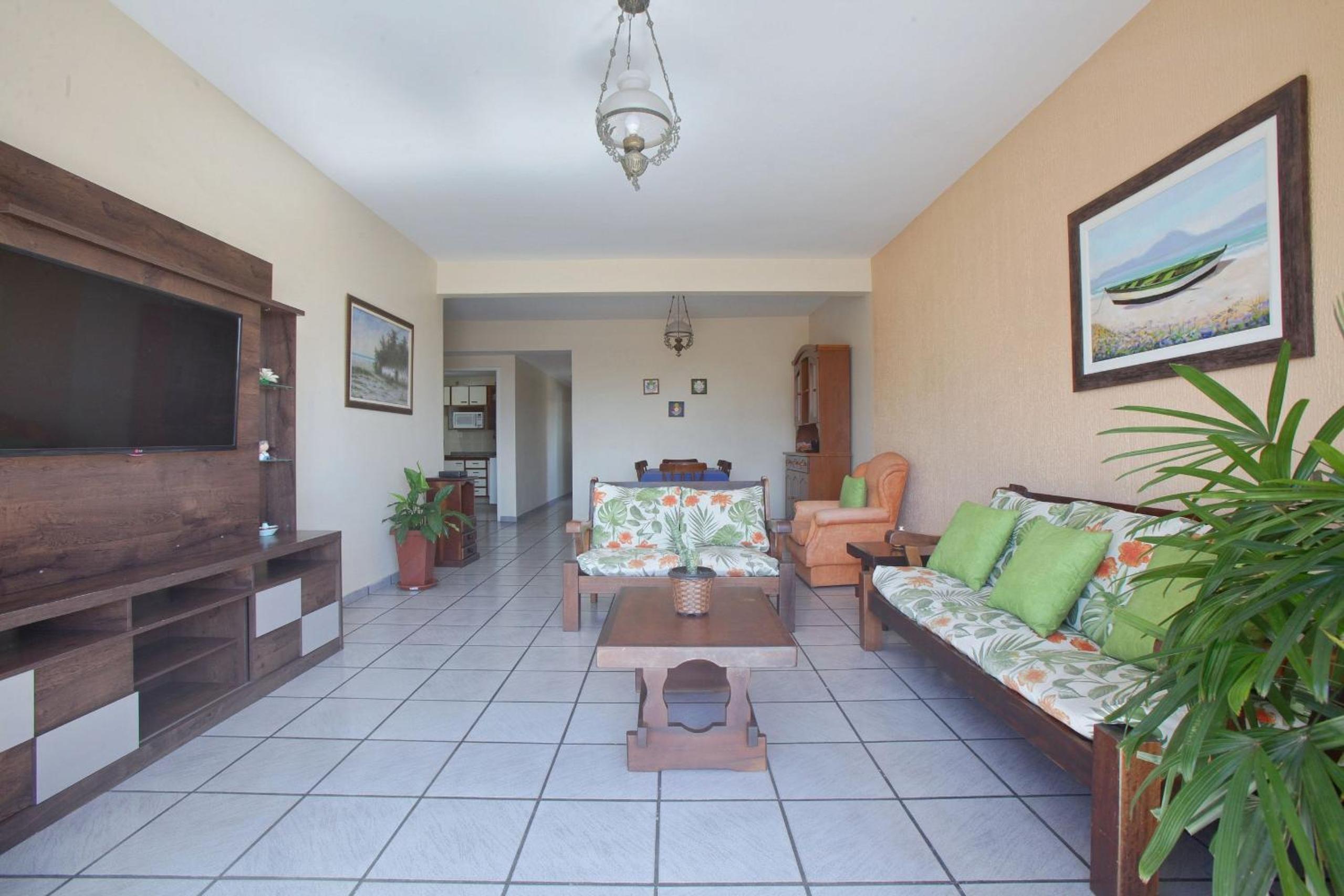 Amplo Apartamento com Suítes e Ar Refrigerado a 400 metros da Praia do Forte