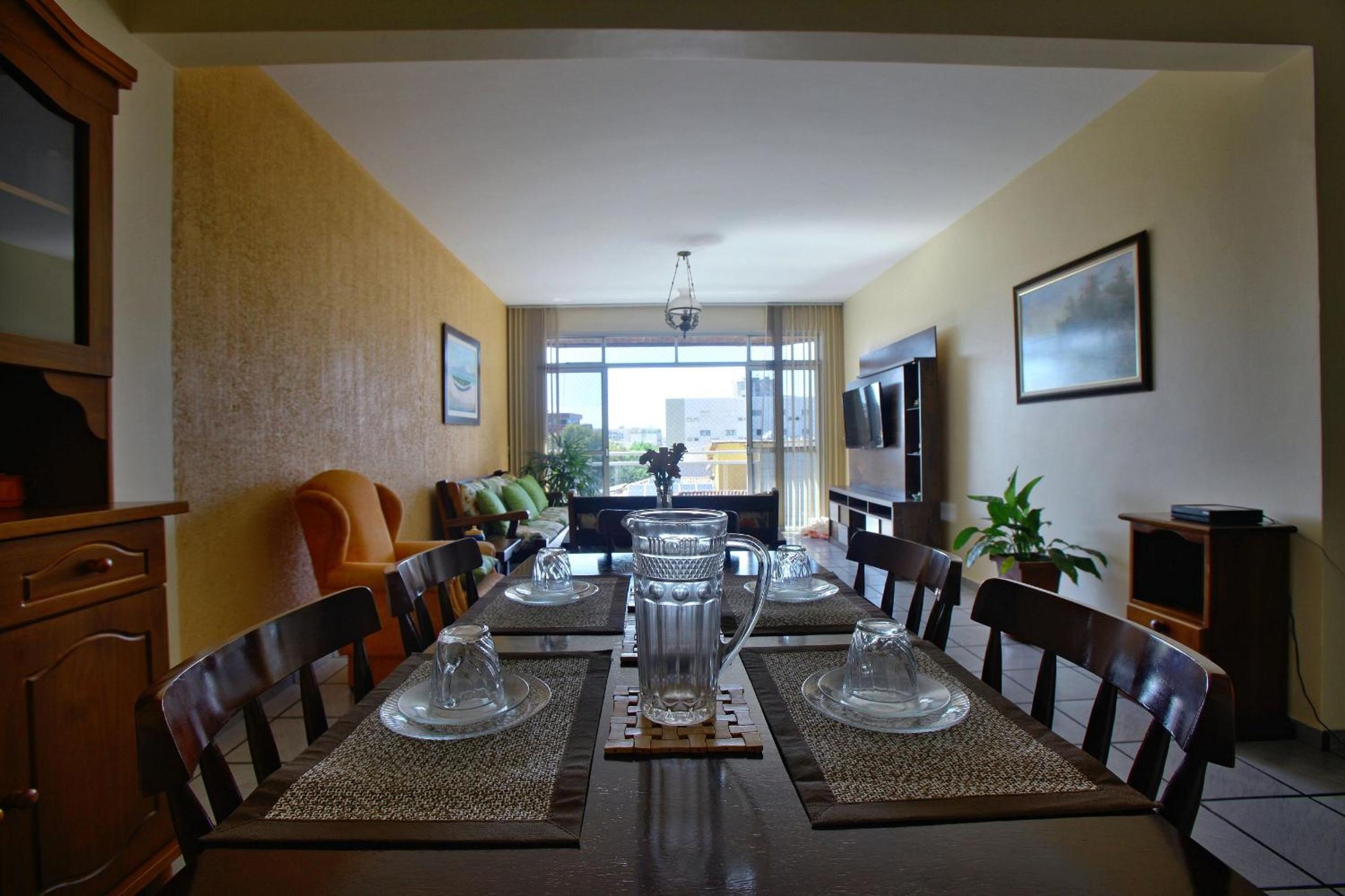 Amplo Apartamento com Suítes e Ar Refrigerado a 400 metros da Praia do Forte