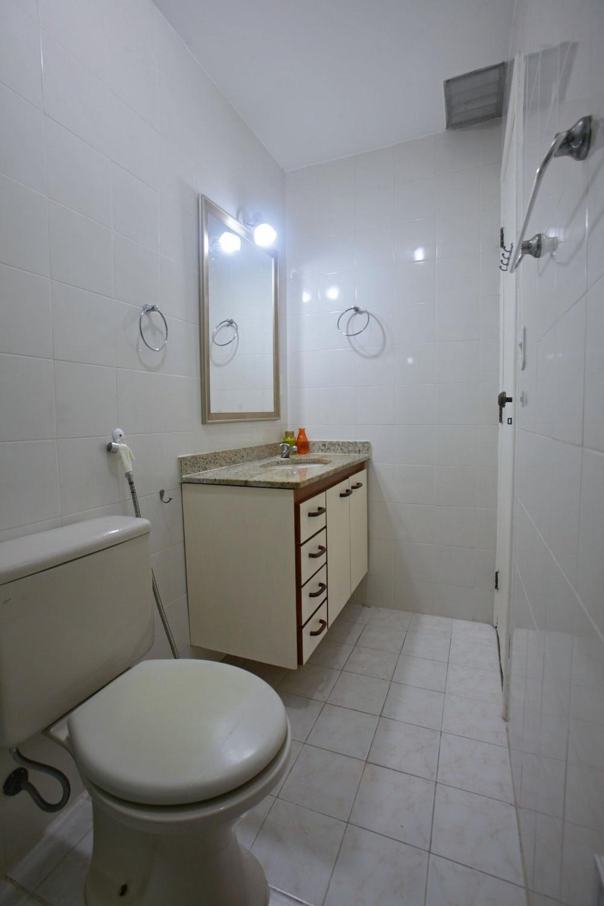 Amplo Apartamento com Suítes e Ar Refrigerado a 400 metros da Praia do Forte
