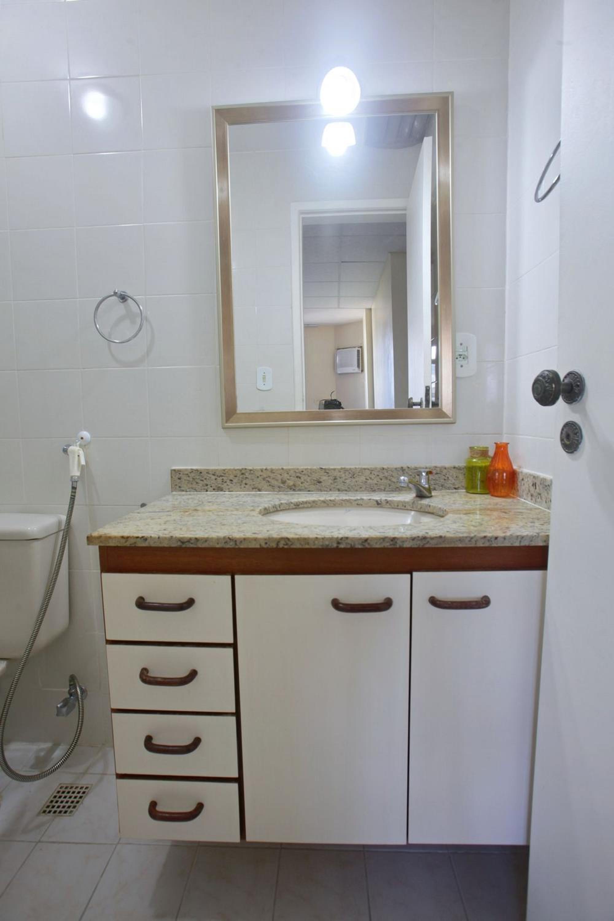 Amplo Apartamento com Suítes e Ar Refrigerado a 400 metros da Praia do Forte