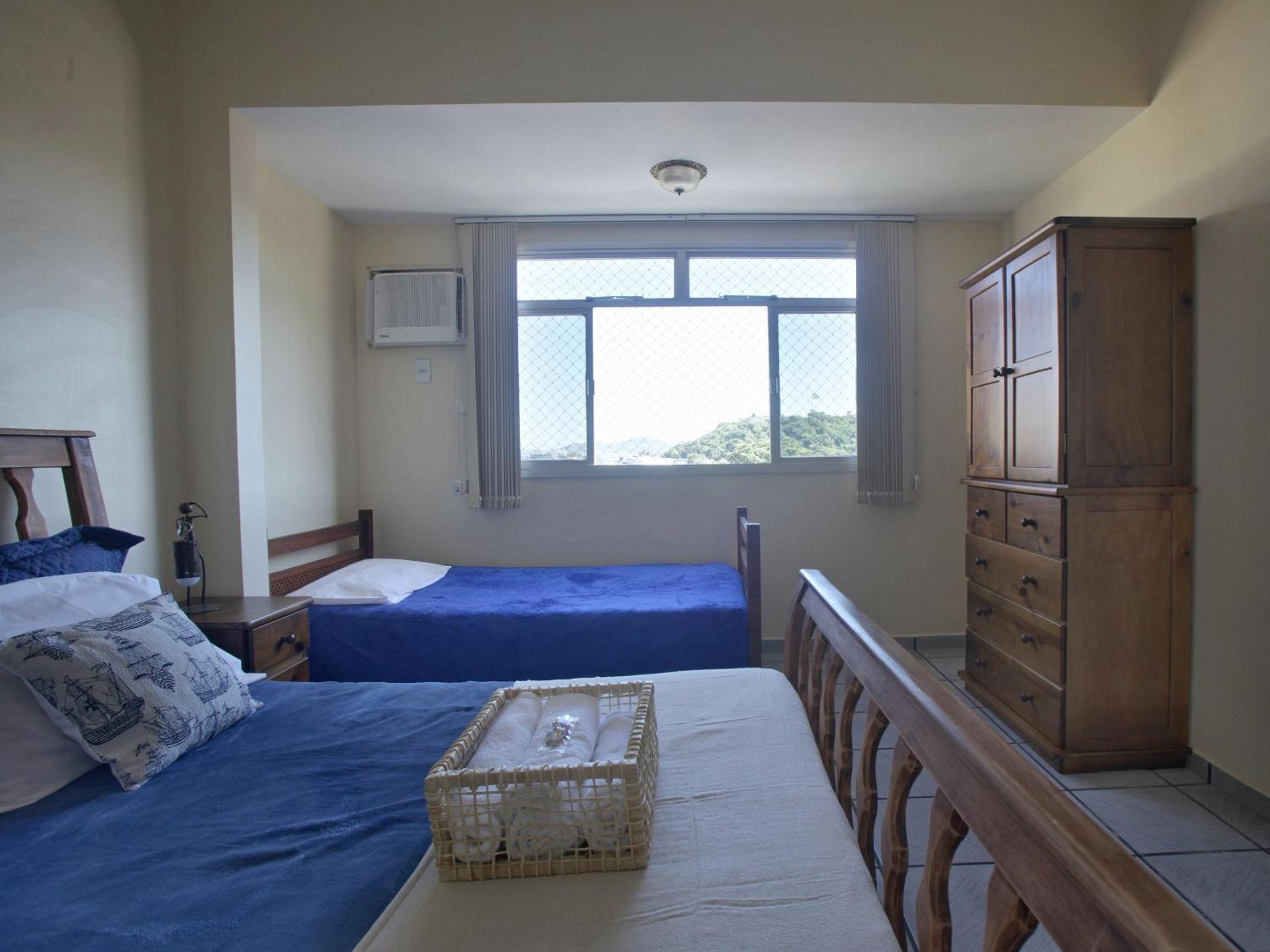 Amplo Apartamento com Suítes e Ar Refrigerado a 400 metros da Praia do Forte
