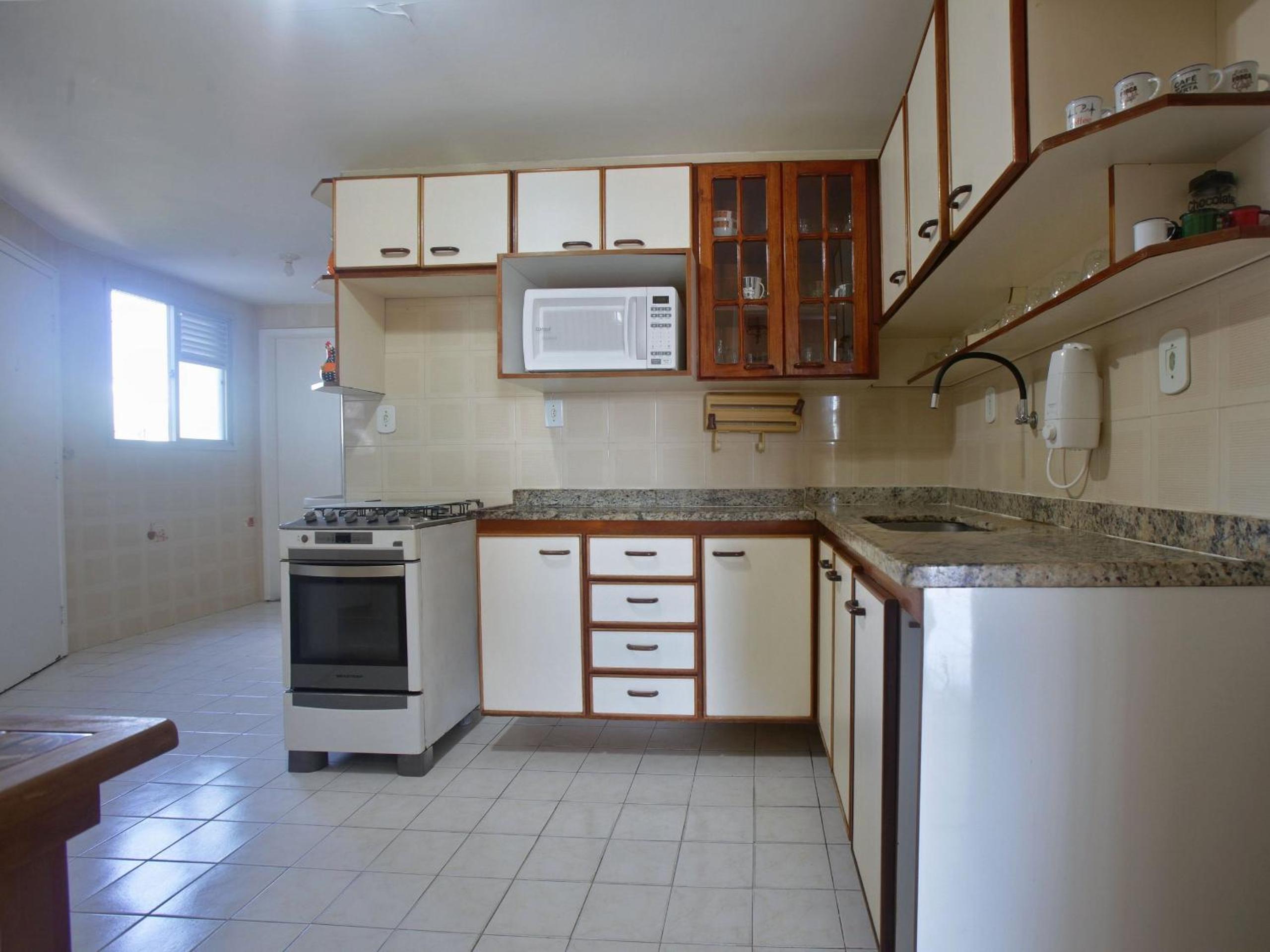 Amplo Apartamento com Suítes e Ar Refrigerado a 400 metros da Praia do Forte