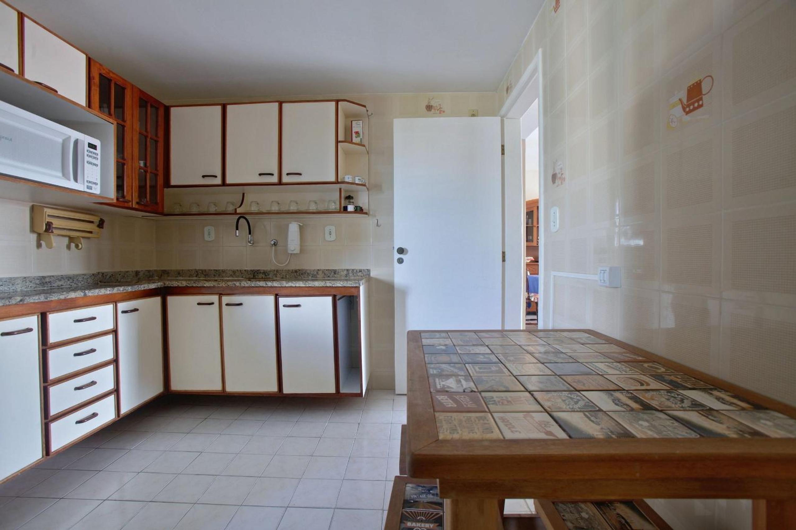 Amplo Apartamento com Suítes e Ar Refrigerado a 400 metros da Praia do Forte