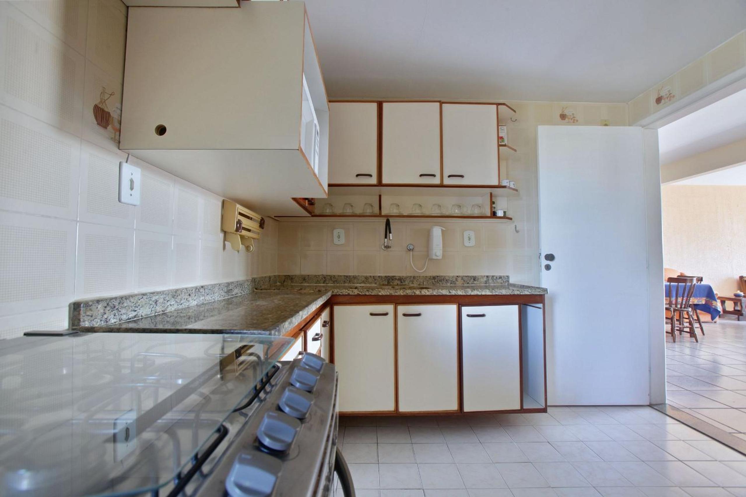 Amplo Apartamento com Suítes e Ar Refrigerado a 400 metros da Praia do Forte