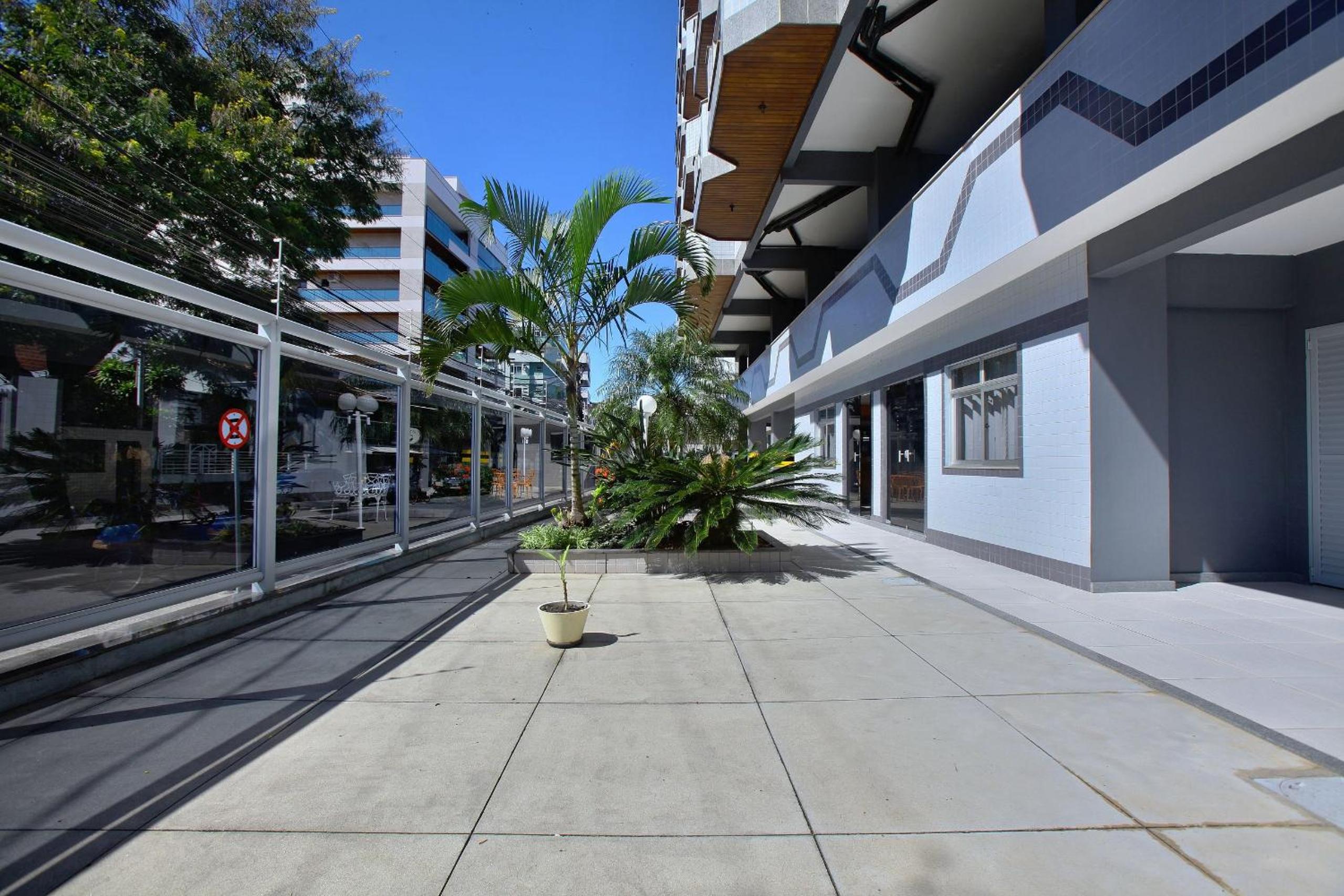 Amplo Apartamento com Suítes e Ar Refrigerado a 400 metros da Praia do Forte