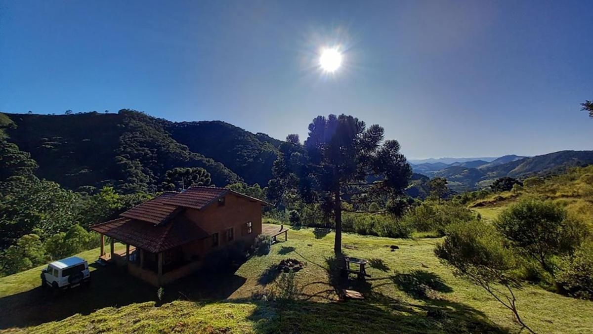 Casa ecológica na montanha com vista para o vale