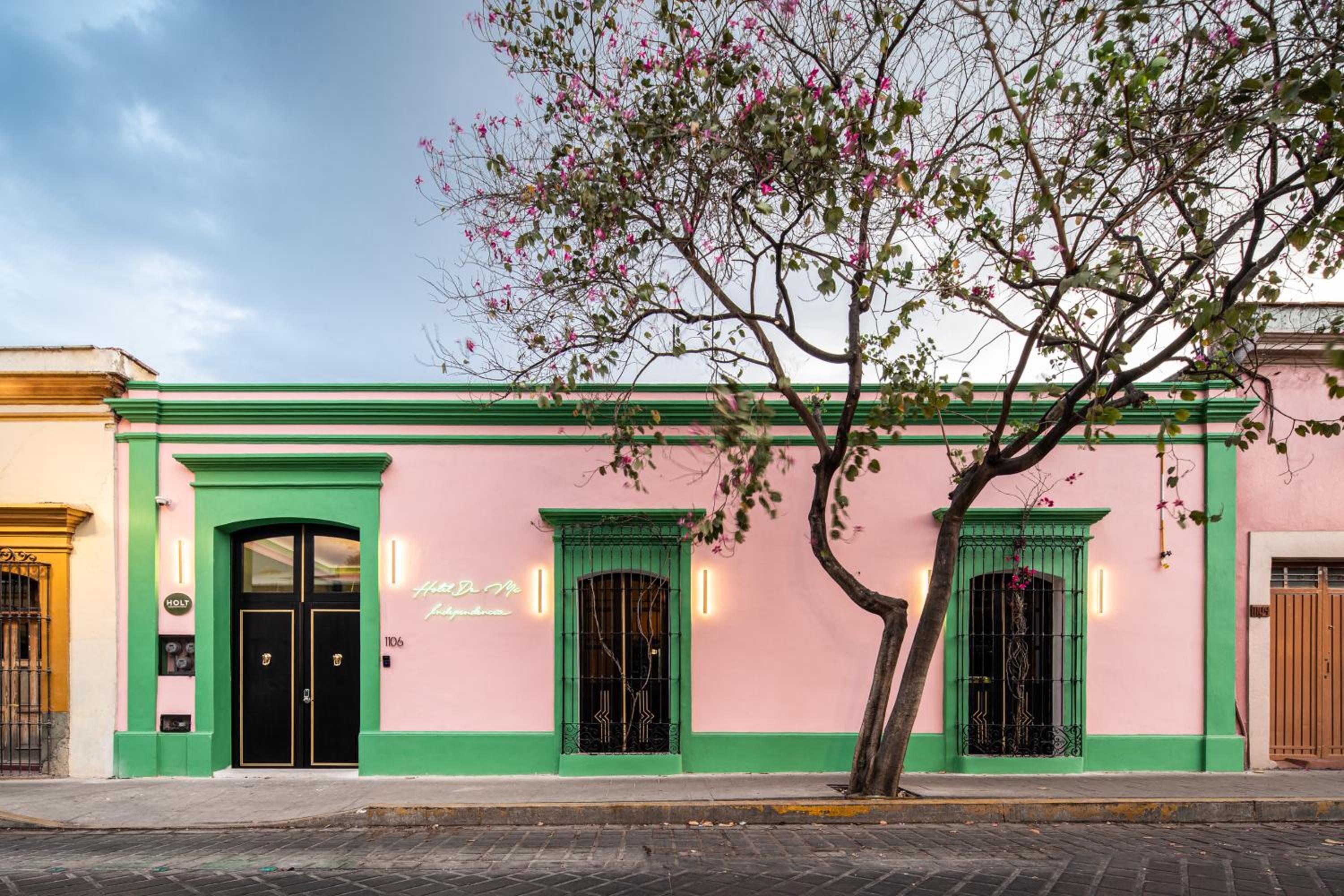 Hotel HOLT Hotel De Mi Independencia Double Queen Room - Image 1