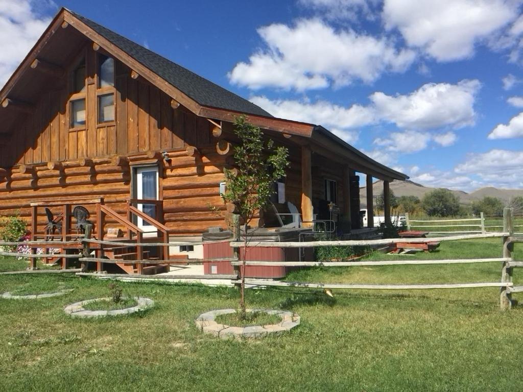 Sportsman Lodge Melrose MT view 2