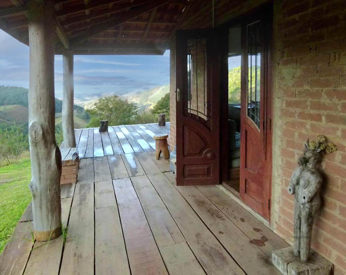 Casa ecológica na montanha com vista para o vale