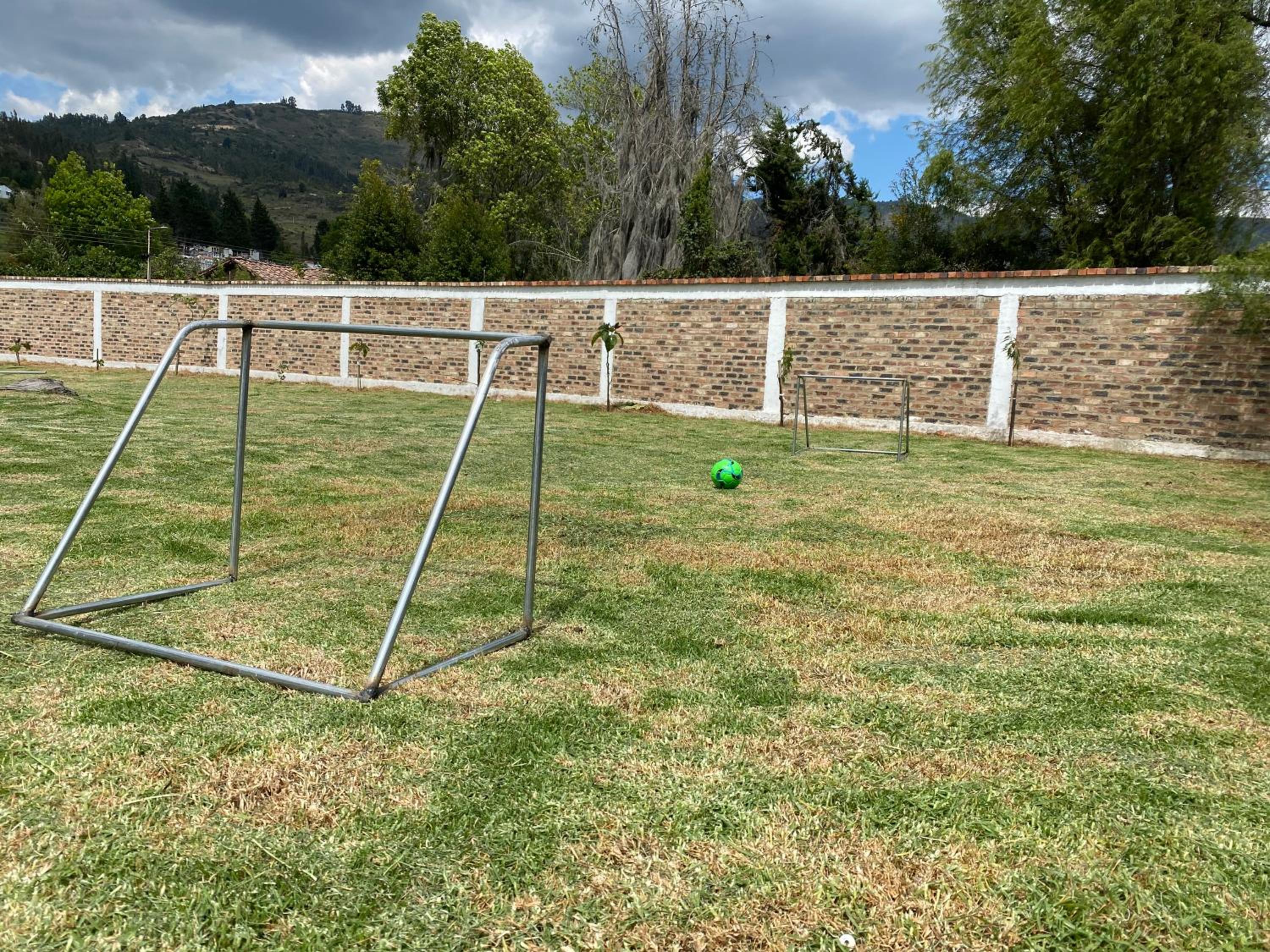 Cabaña con excelente ubicación y zona verde.